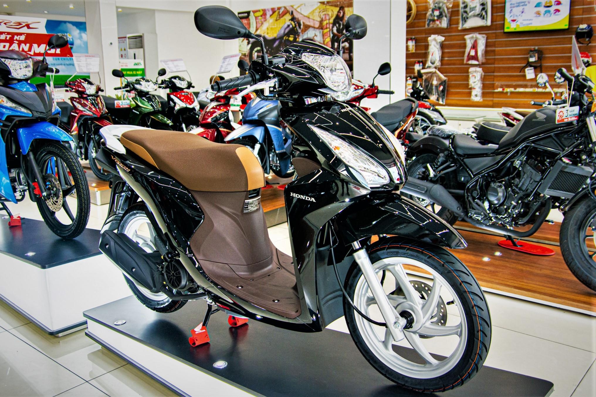 Honda Vision phien ban moi ve dai ly, chenh gia hon 2 trieu hinh anh