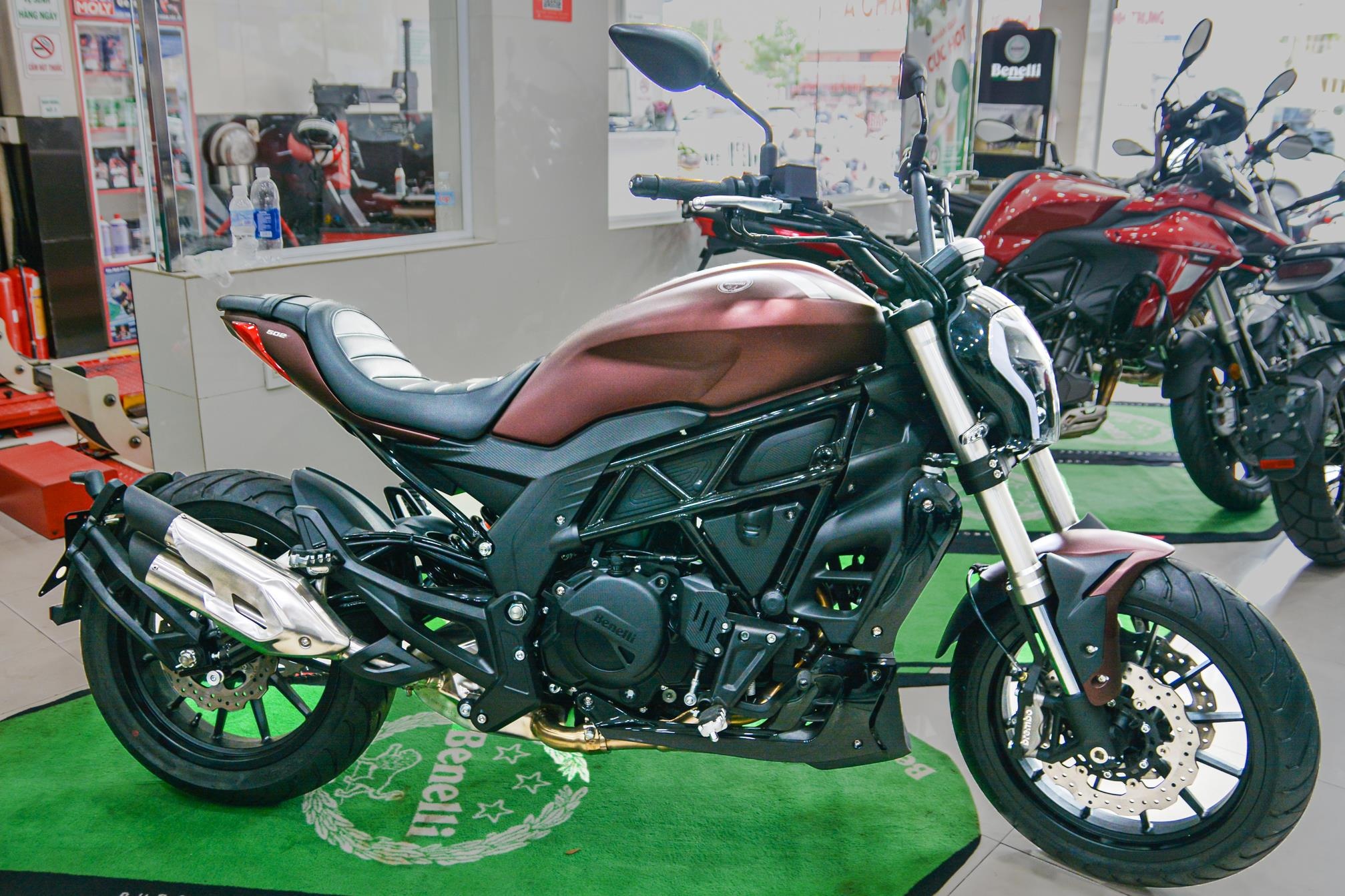 'Tieu Diavel' Benelli 502C chinh hang ve VN, gia tu 166 trieu dong hinh anh