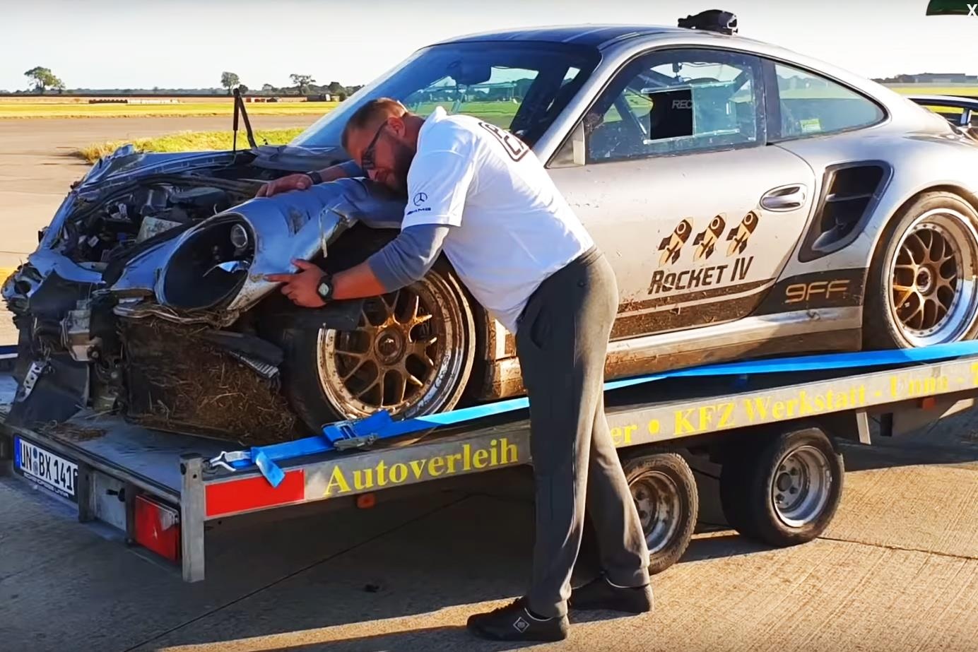 Porsche 911 gap nan o toc do 365 km/h, dau xe bien dang hoan toan hinh anh