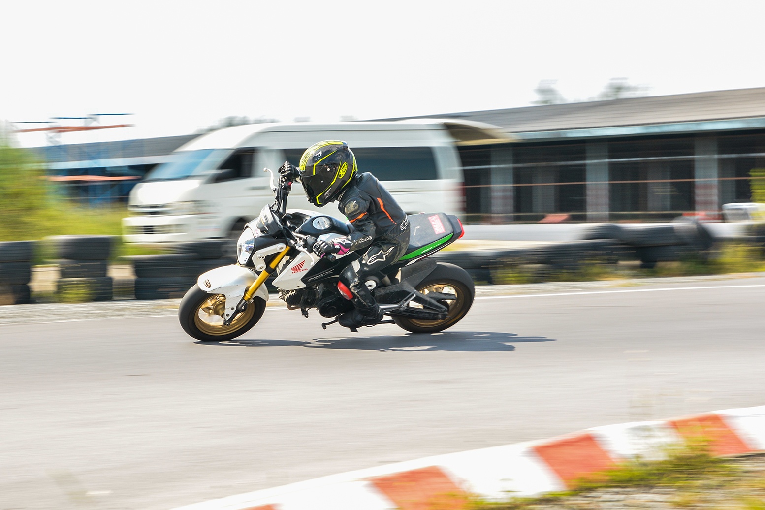 mot ngay tai giai dua xe lon nhat Thai Lan anh 24