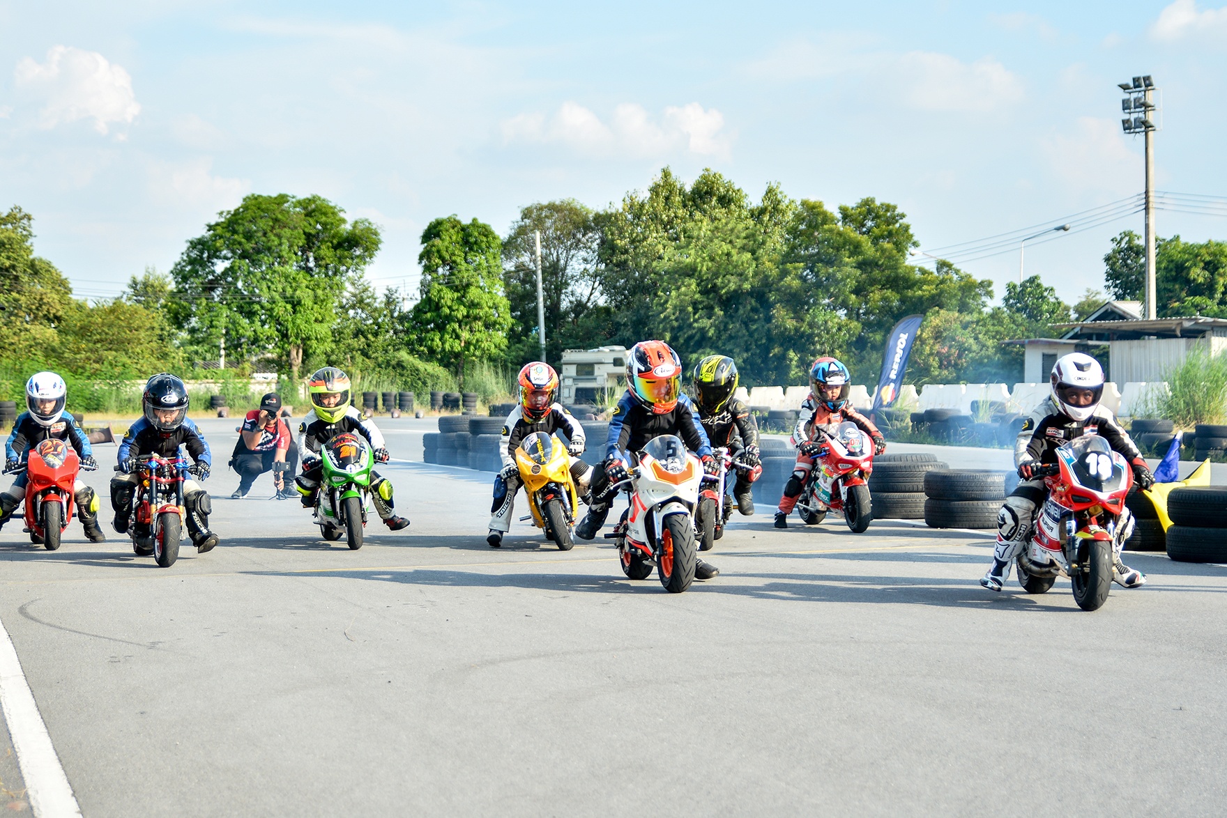 mot ngay tai giai dua xe lon nhat Thai Lan anh 23