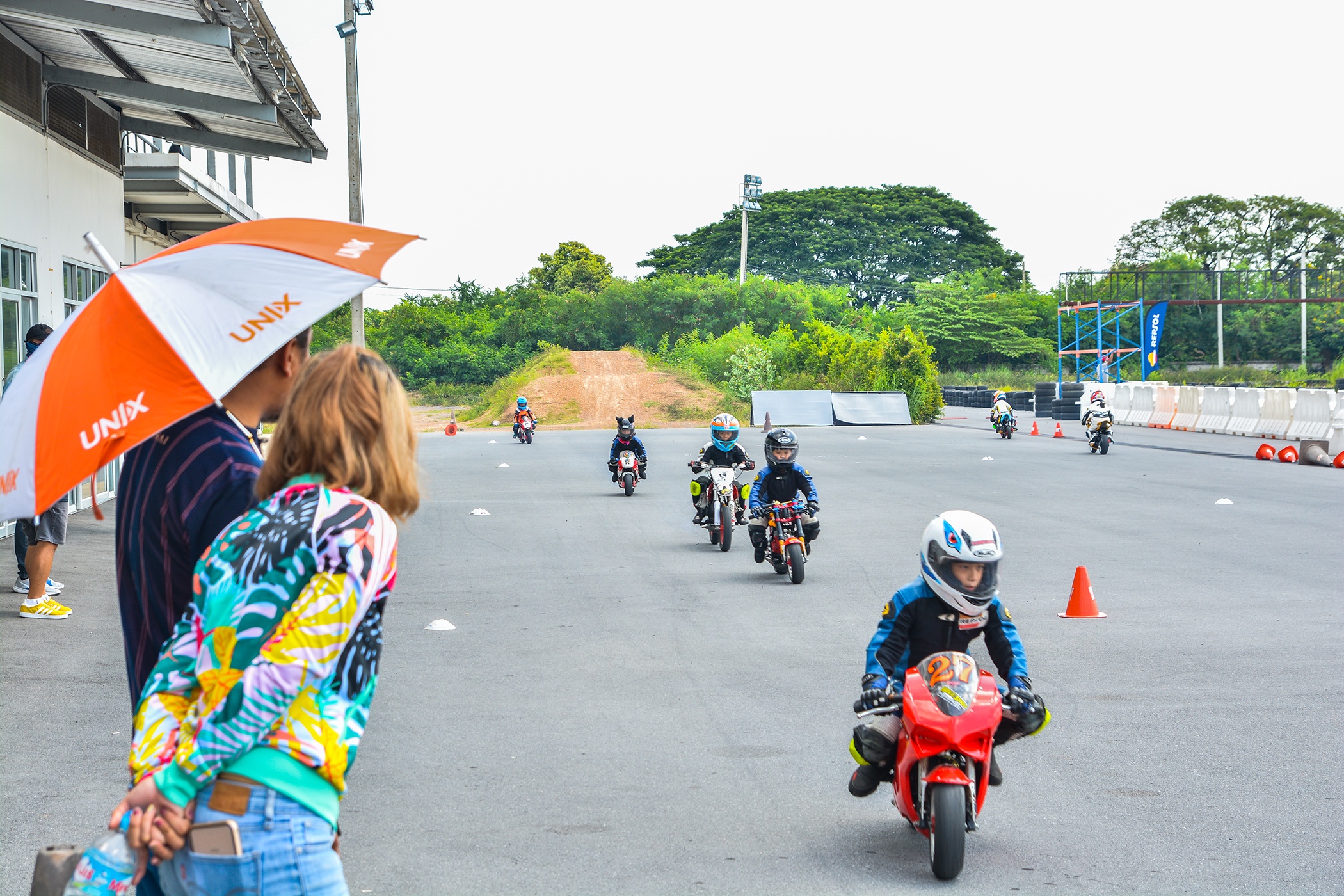 mot ngay tai giai dua xe lon nhat Thai Lan anh 33