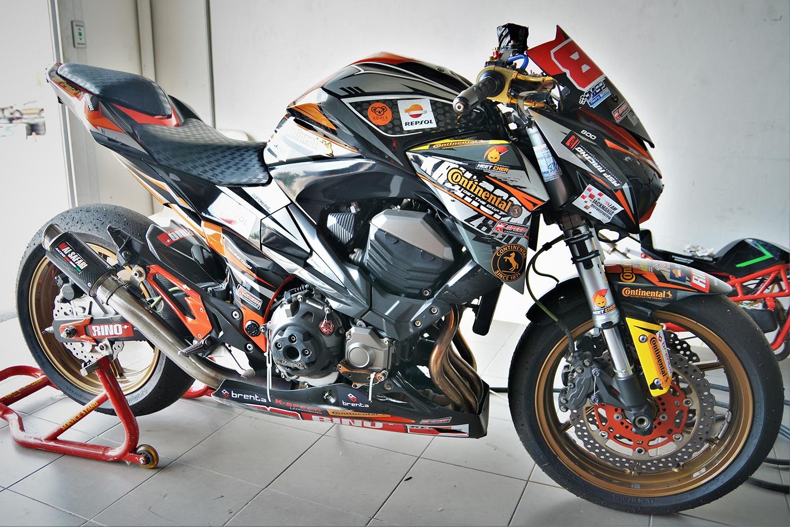 Nakedbike Kawasaki Z800 do thanh phien ban xe dua chuyen nghiep hinh anh