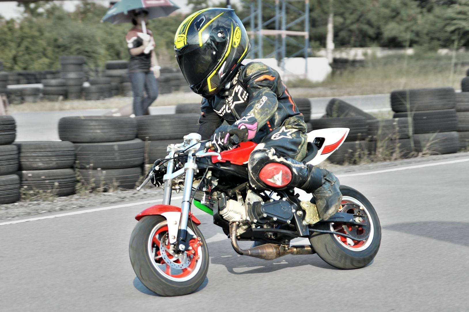 Tre em chay moto 150 cc trong san dua co pham luat giao thong? hinh anh