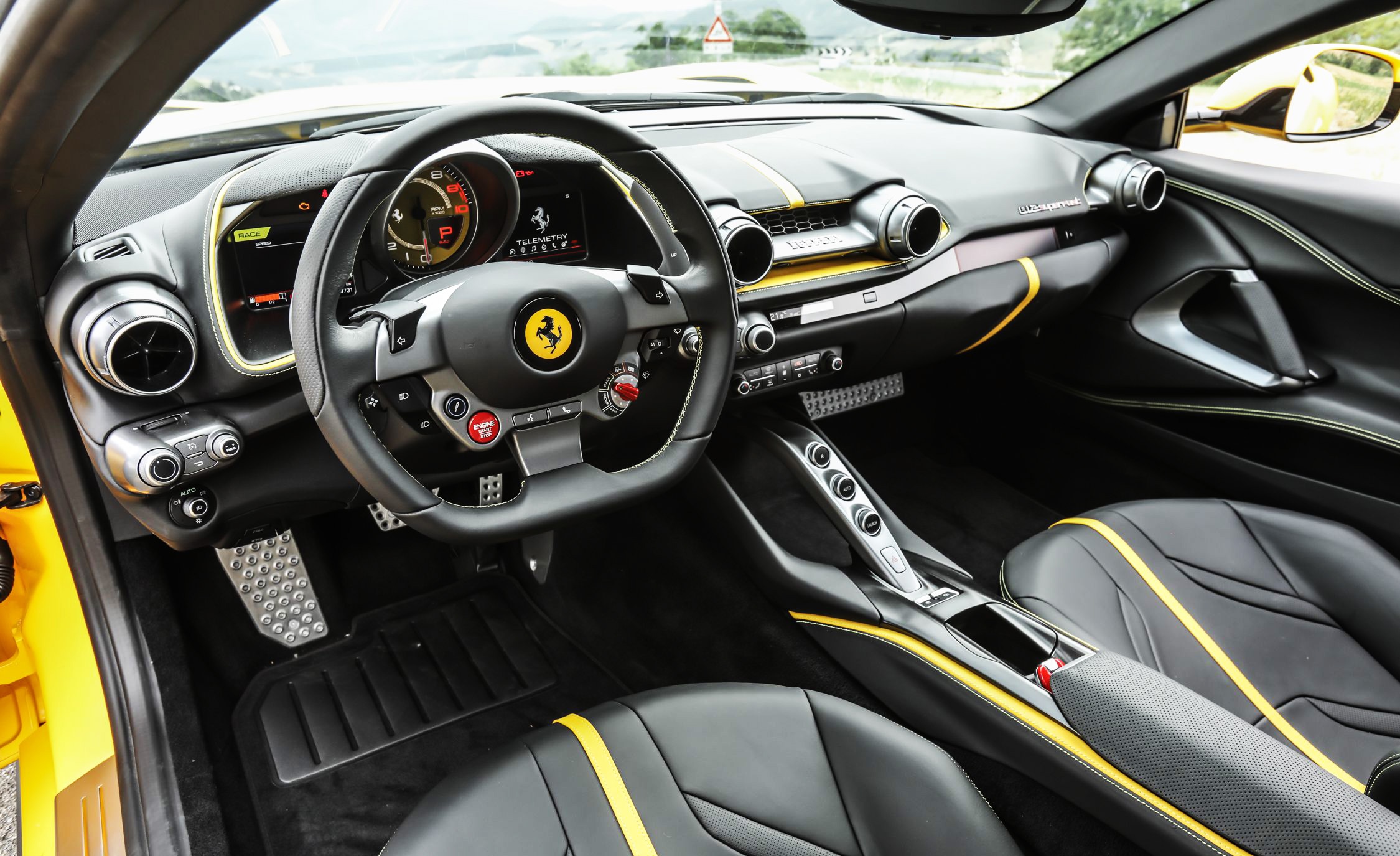 10 mau xe co noi that dep nhat anh 10