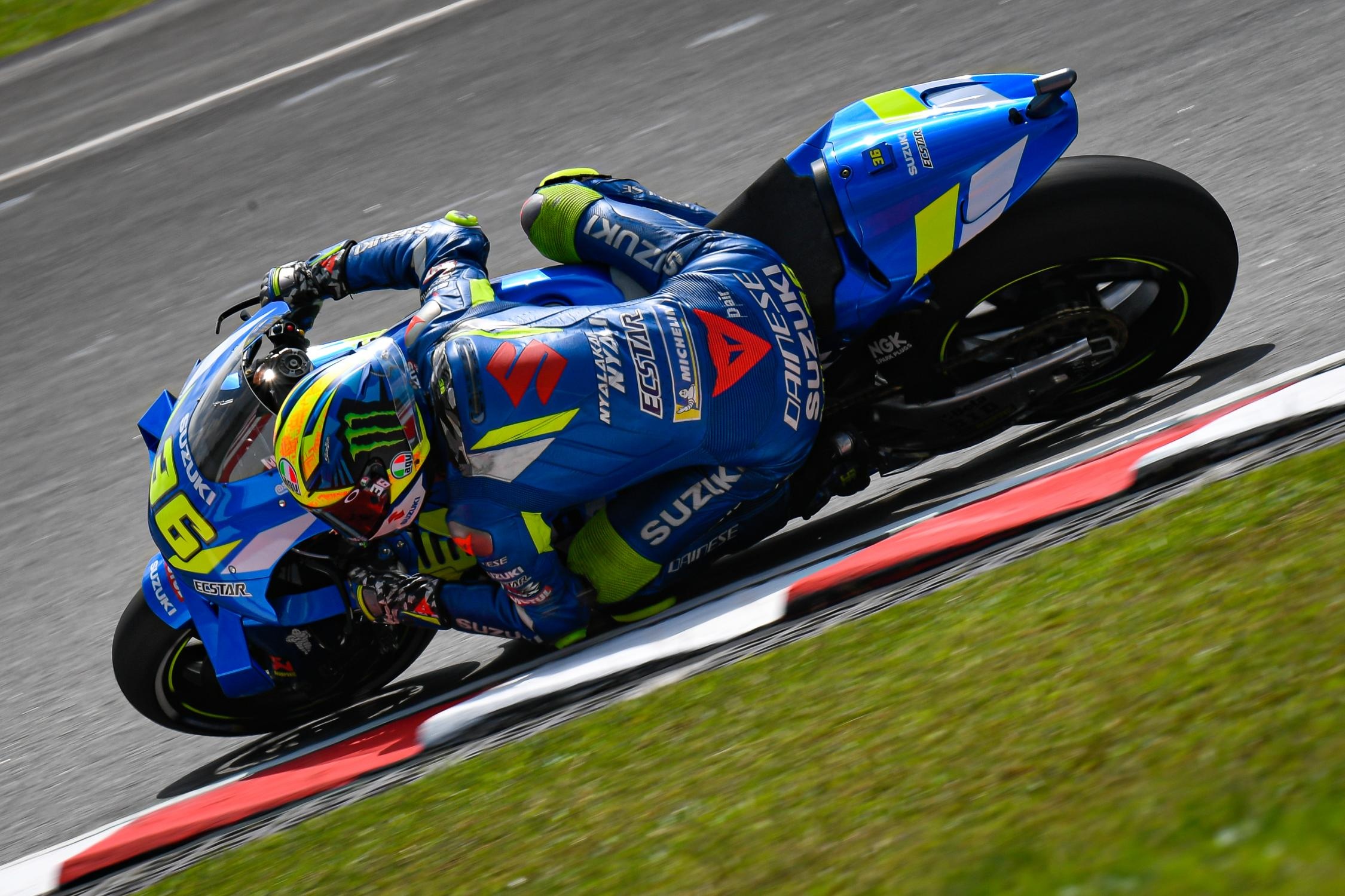 Tai sao lop xe dua luon duoc boc vai kin truoc khi thi dau? anh 2