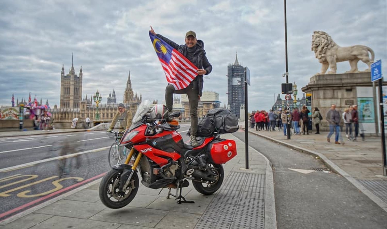 Biker Malaysia bị mất trộm xe khi thực hiện hành trình vòng quanh thế giới ảnh 1 Biker Malaysia bi mat trom xe khi thuc hien hanh trinh vong quanh the gioi anh 1
