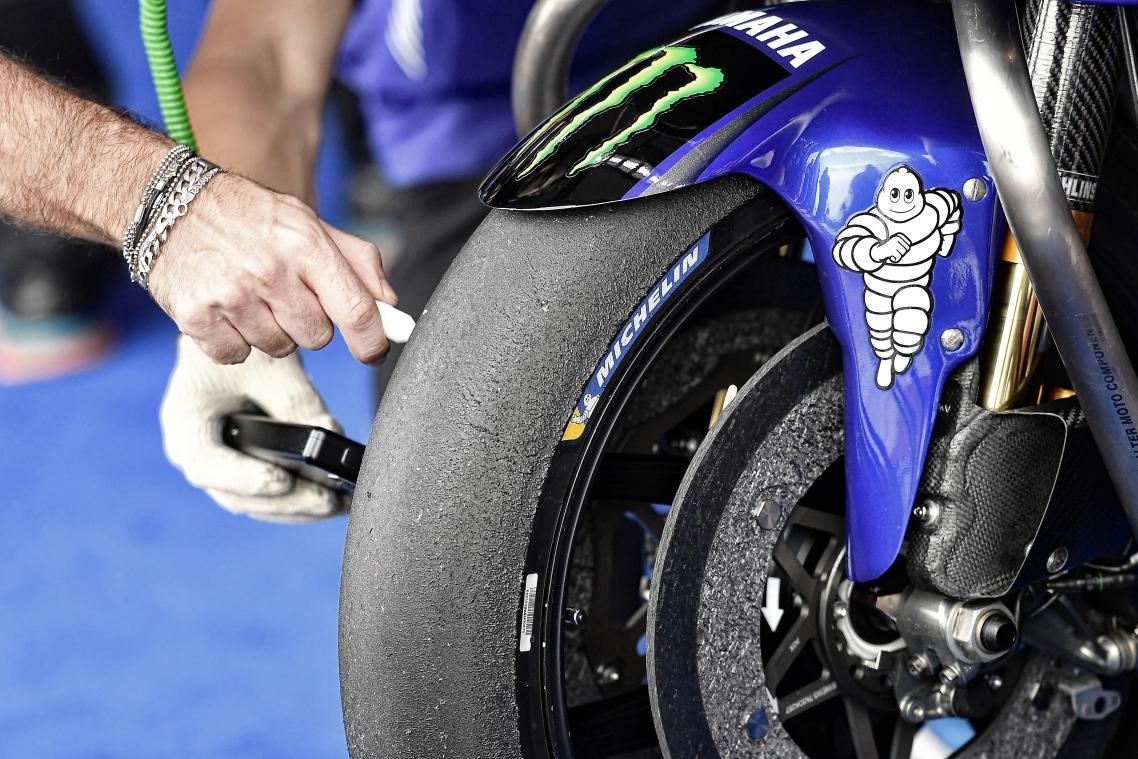 Co phai lop xe cang nhieu gai thi cang bam duong? hinh anh