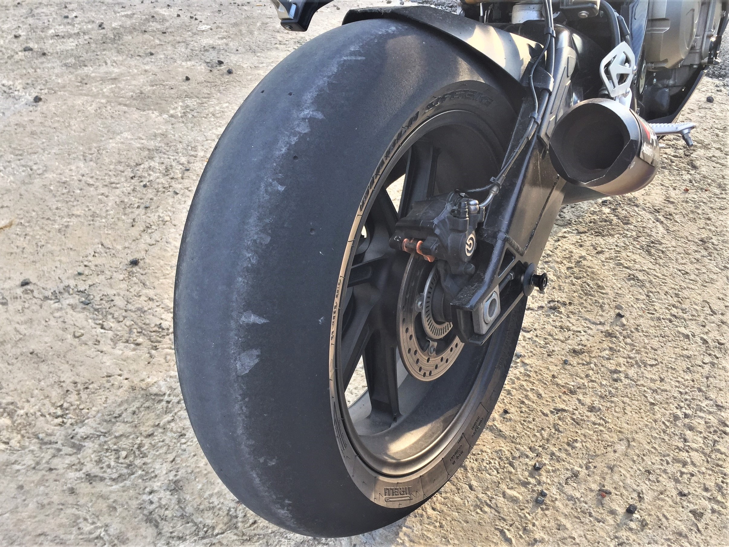 Vì sao lốp xe đua không có gai nhưng vẫn bám đường? ảnh 2 Vi sao lop xe dua khong co gai nhung van bam duong? anh 2