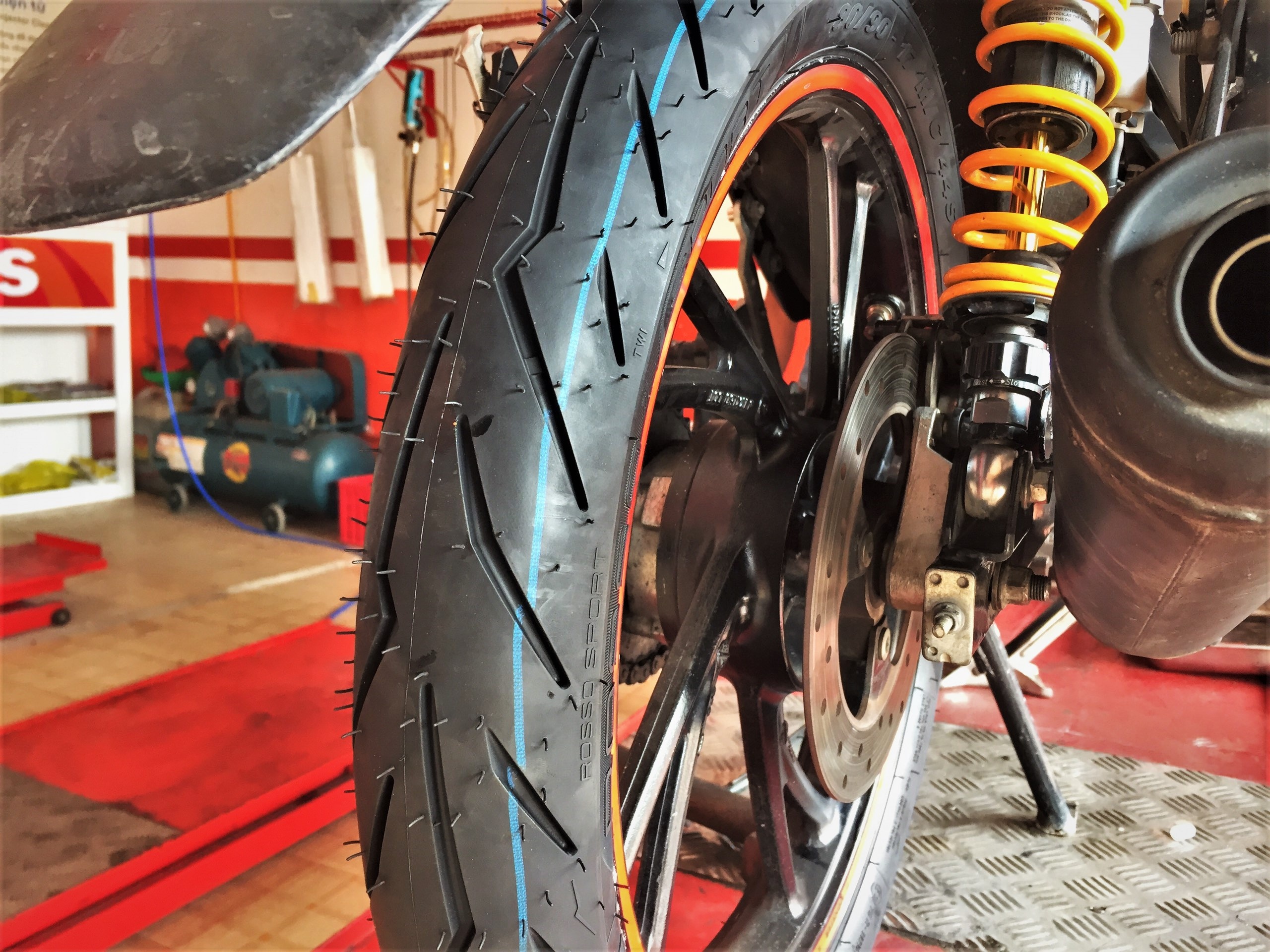 Vì sao lốp xe đua không có gai nhưng vẫn bám đường? ảnh 1 Vi sao lop xe dua khong co gai nhung van bam duong? anh 1