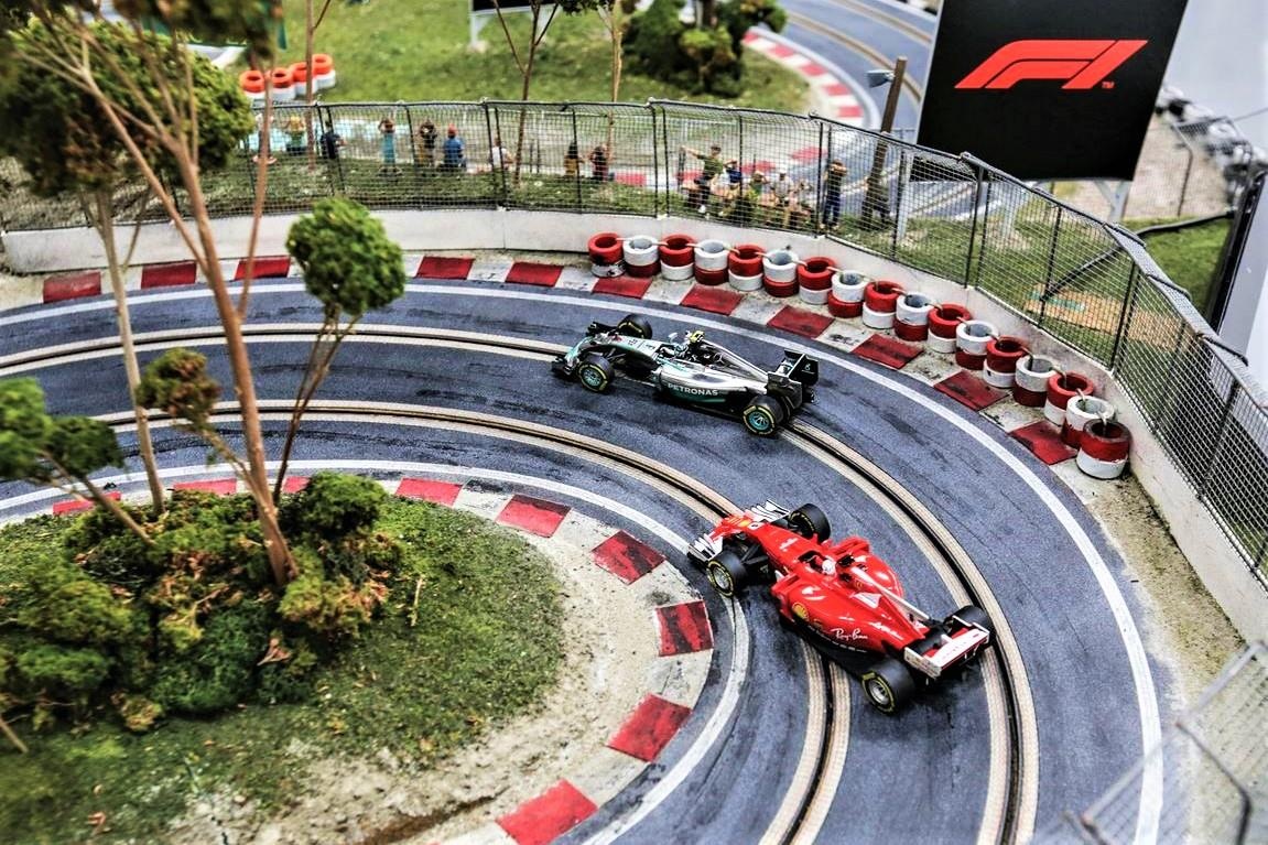 Duong dua F1 thu nho tri gia ngang xe sang hinh anh