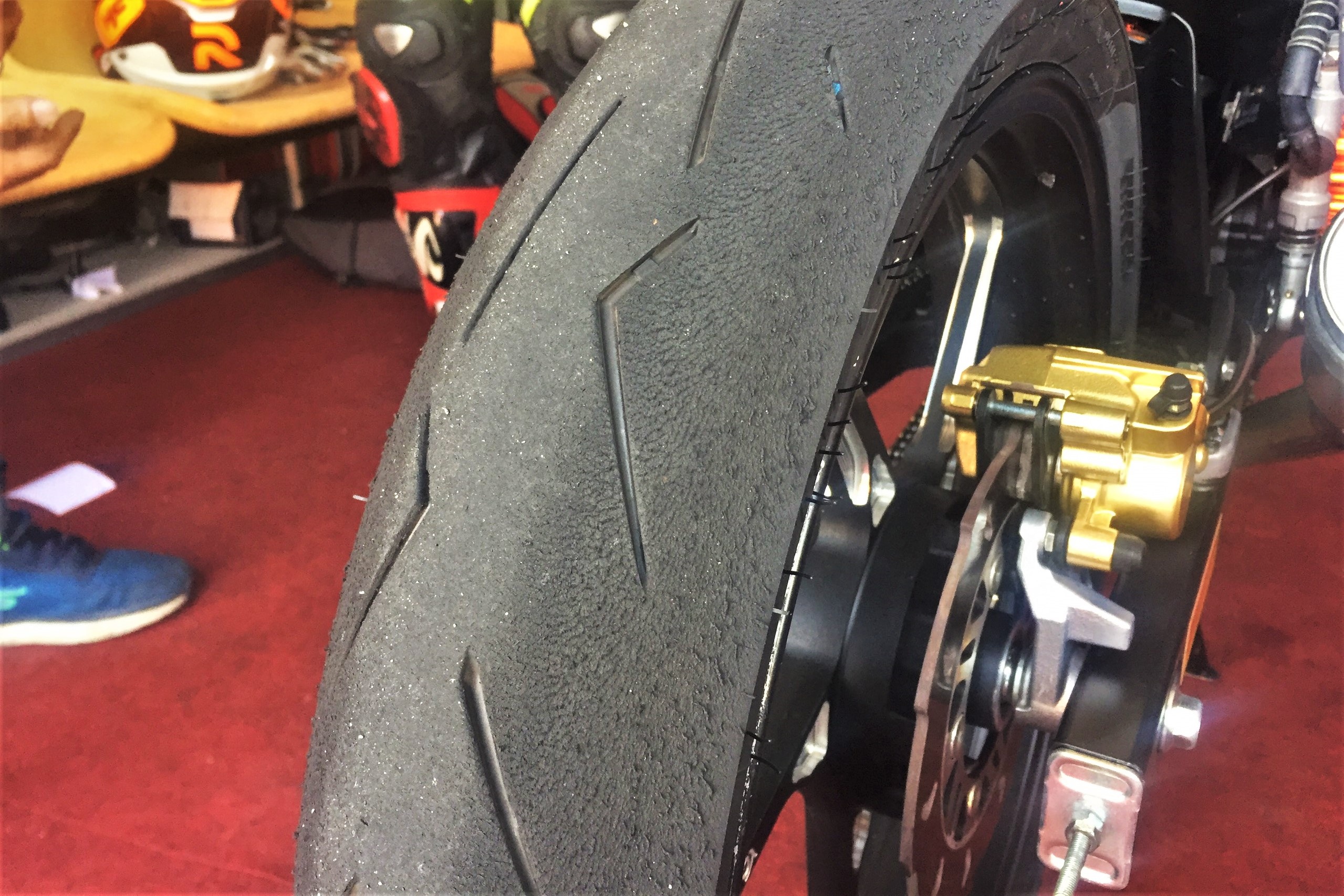 Exciter 150 duoc thay doi gi de chay tren san dua anh 9