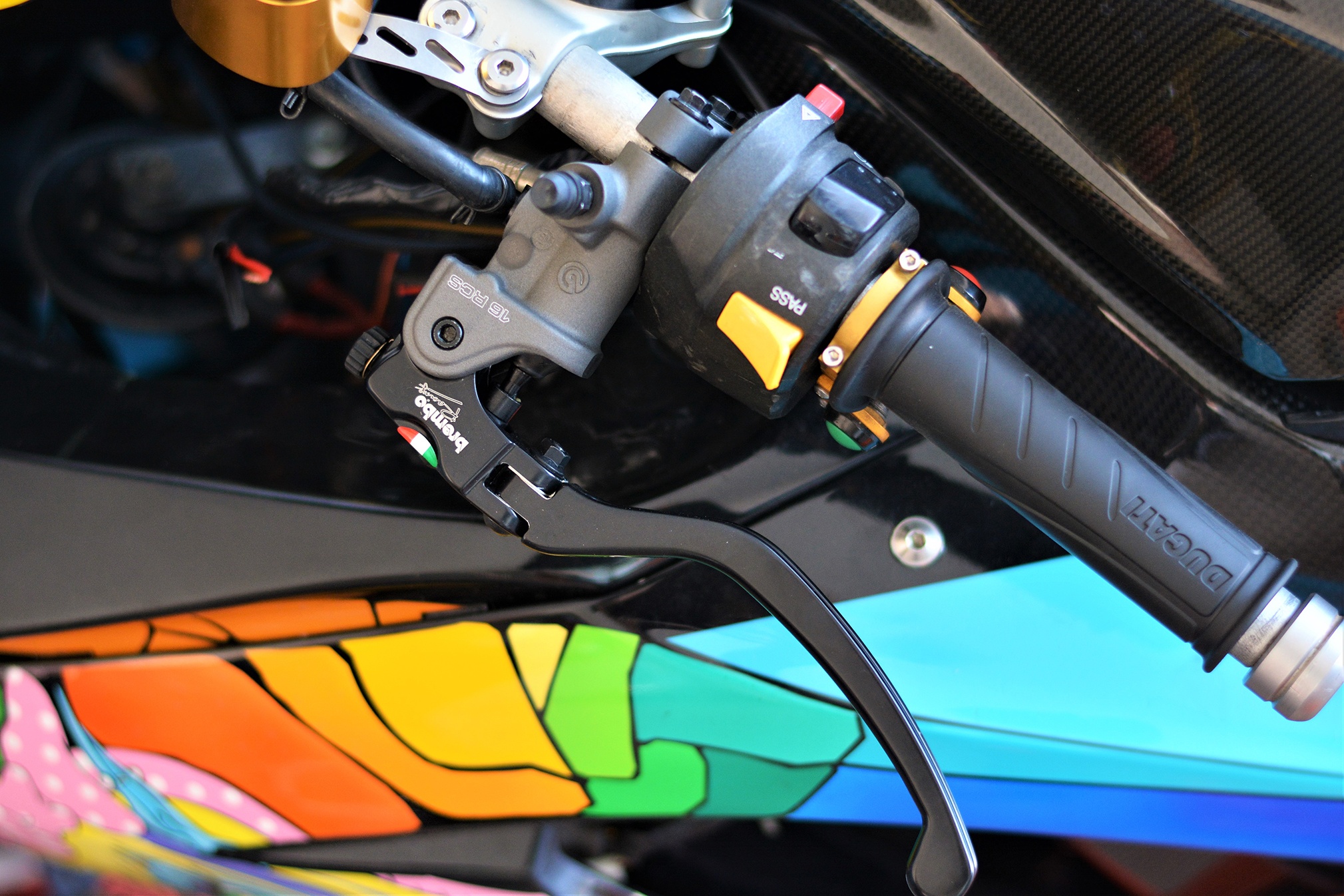 Suzuki GSX-R750 do sang so bang nut nhan doc nhat VN anh 4