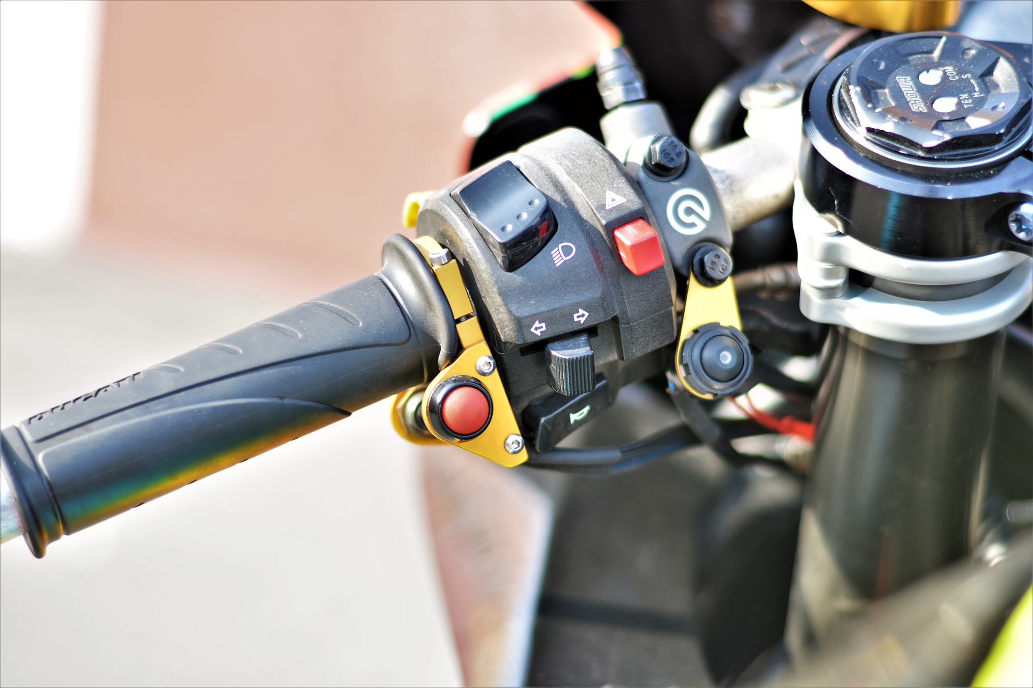 Suzuki GSX-R750 do sang so bang nut nhan doc nhat VN anh 8