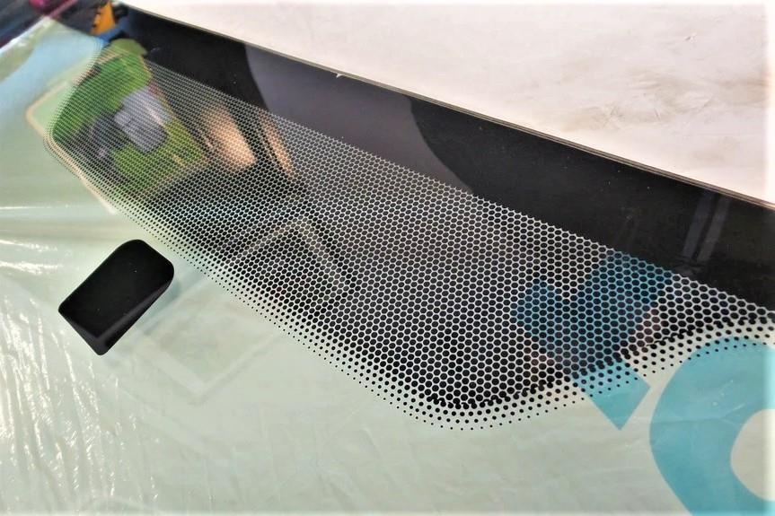 Vi sao tren kinh lai oto co nhung cham den nho li ti? hinh anh