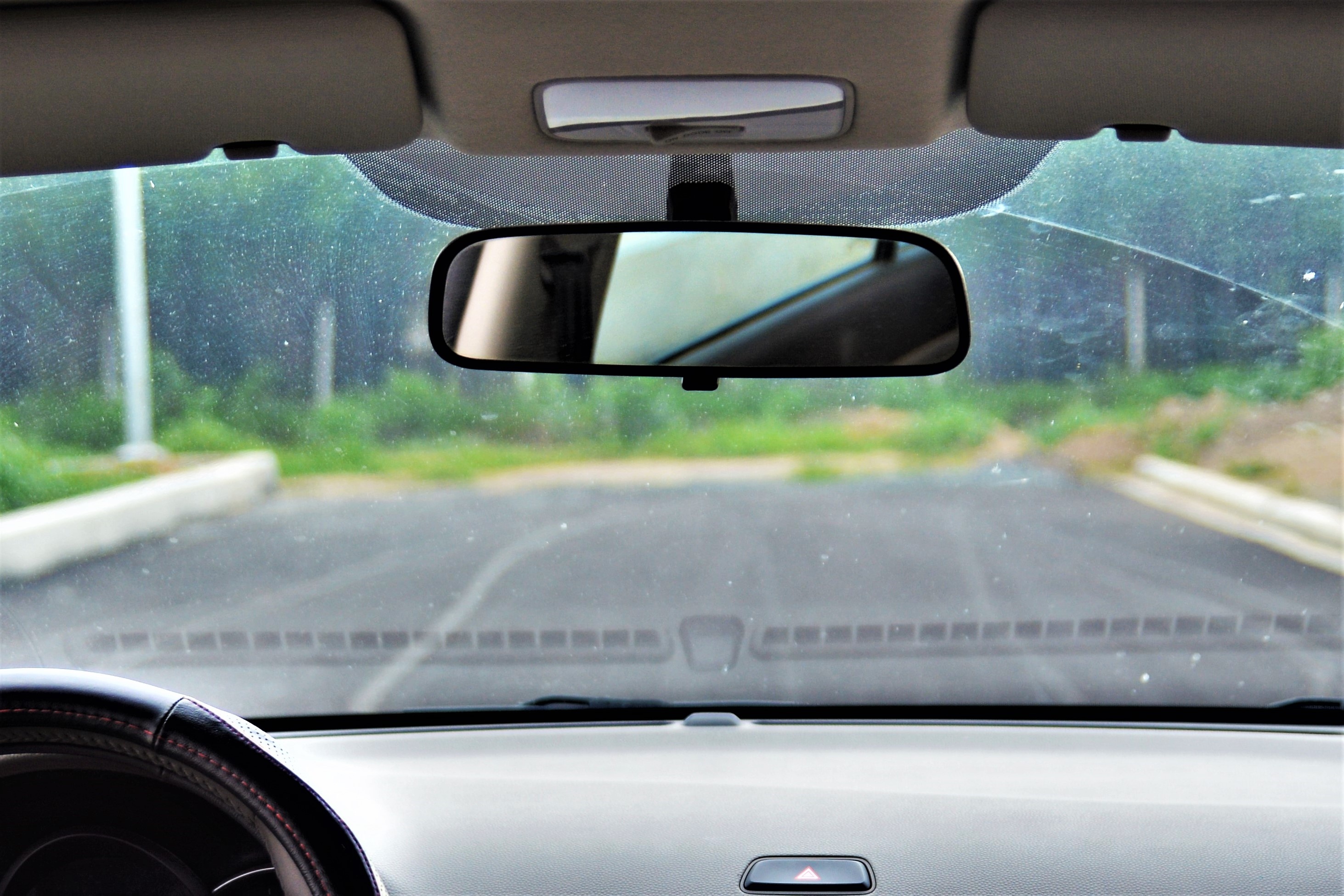 Vì sao kính lái ôtô có những chấm đen nhỏ ảnh 1 Vi sao kinh lai oto co nhung cham den nho anh 1