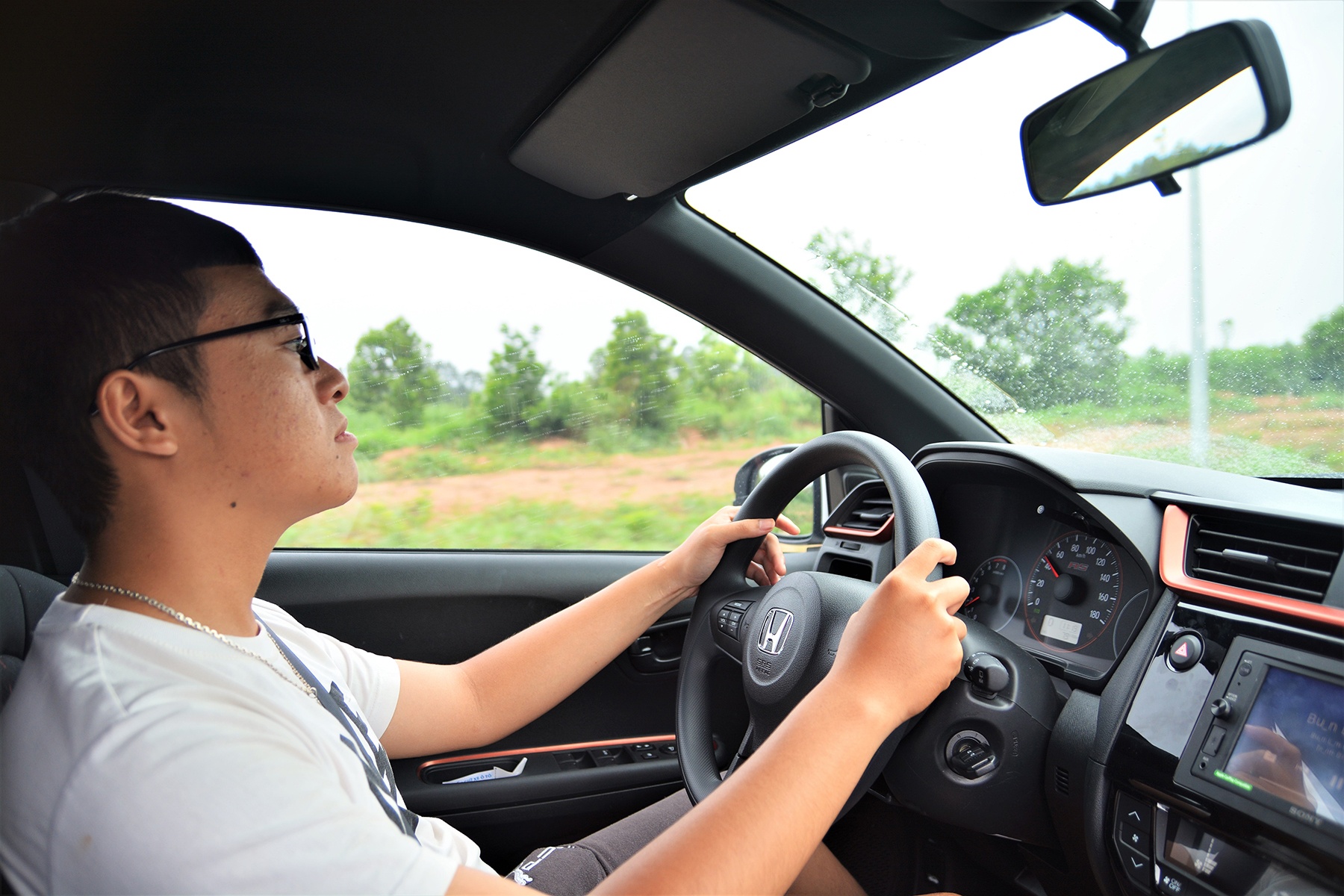Vì sao kính lái ôtô có những chấm đen nhỏ ảnh 2 Vi sao kinh lai oto co nhung cham den nho anh 2