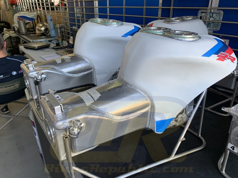 Chi tiết BMW S1000RR dùng trong giải đua 8 Hours of Sepang ảnh 2 Chi tiet BMW S1000RR dung trong giai dua 8 Hours of Sepang anh 2