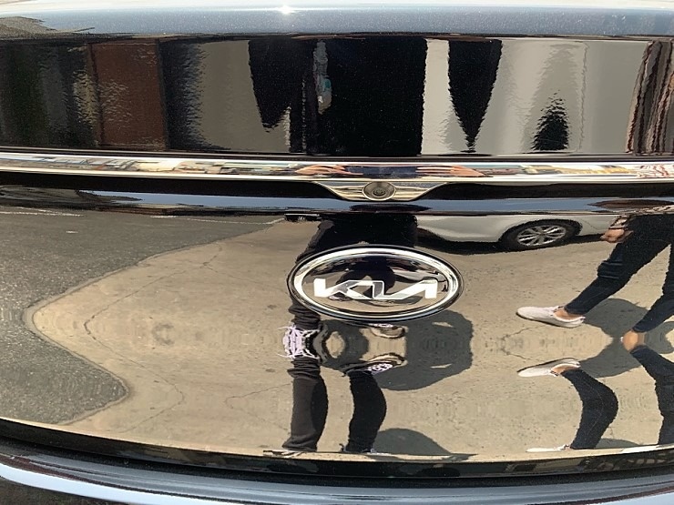 hinh anh thuc te logo Kia moi anh 3