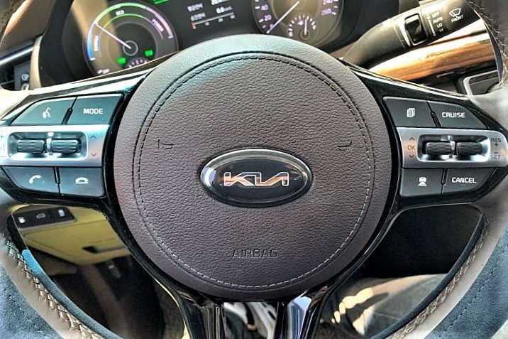 Hinh anh thuc te logo Kia moi - la mat va kho nhin hinh anh