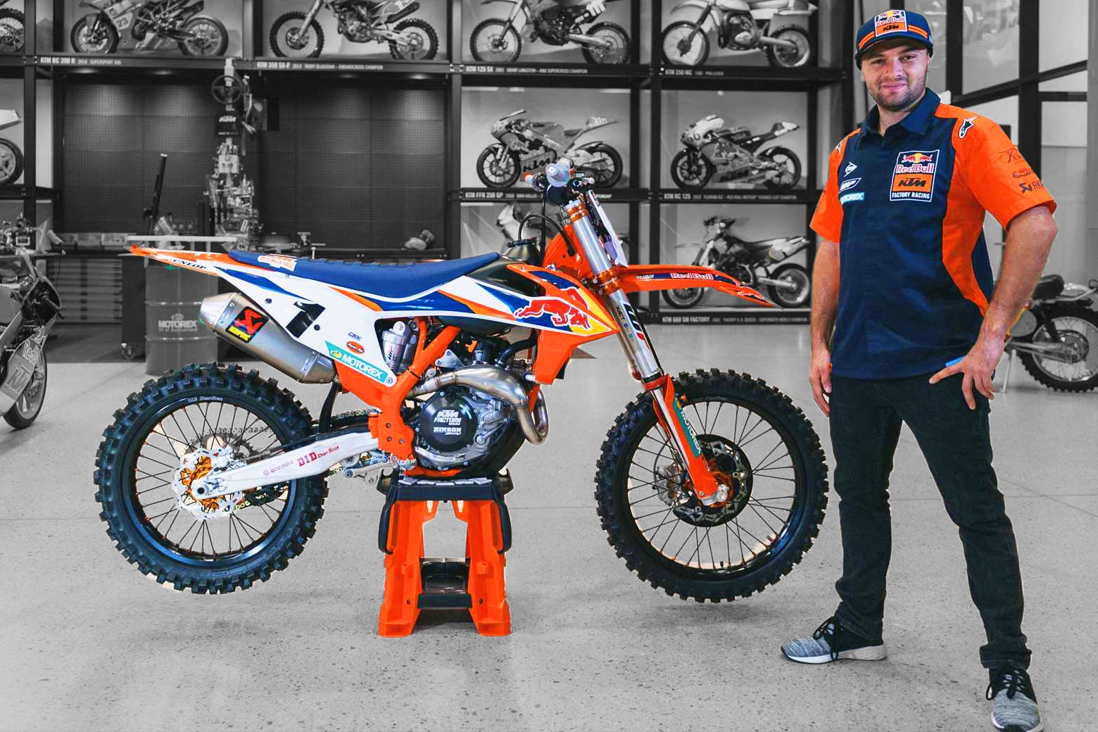 KTM 450 SX-F Factory Edition ra mat - trang bi nhieu cong nghe xe dua hinh anh