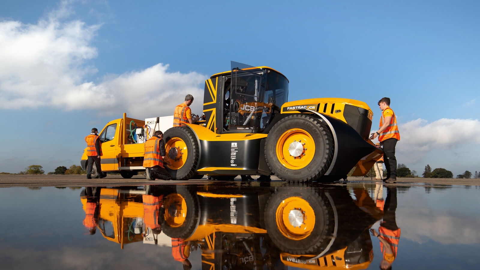 JCB Fastrac Two xe dau keo co toc do nhanh nhat the gioi anh 3