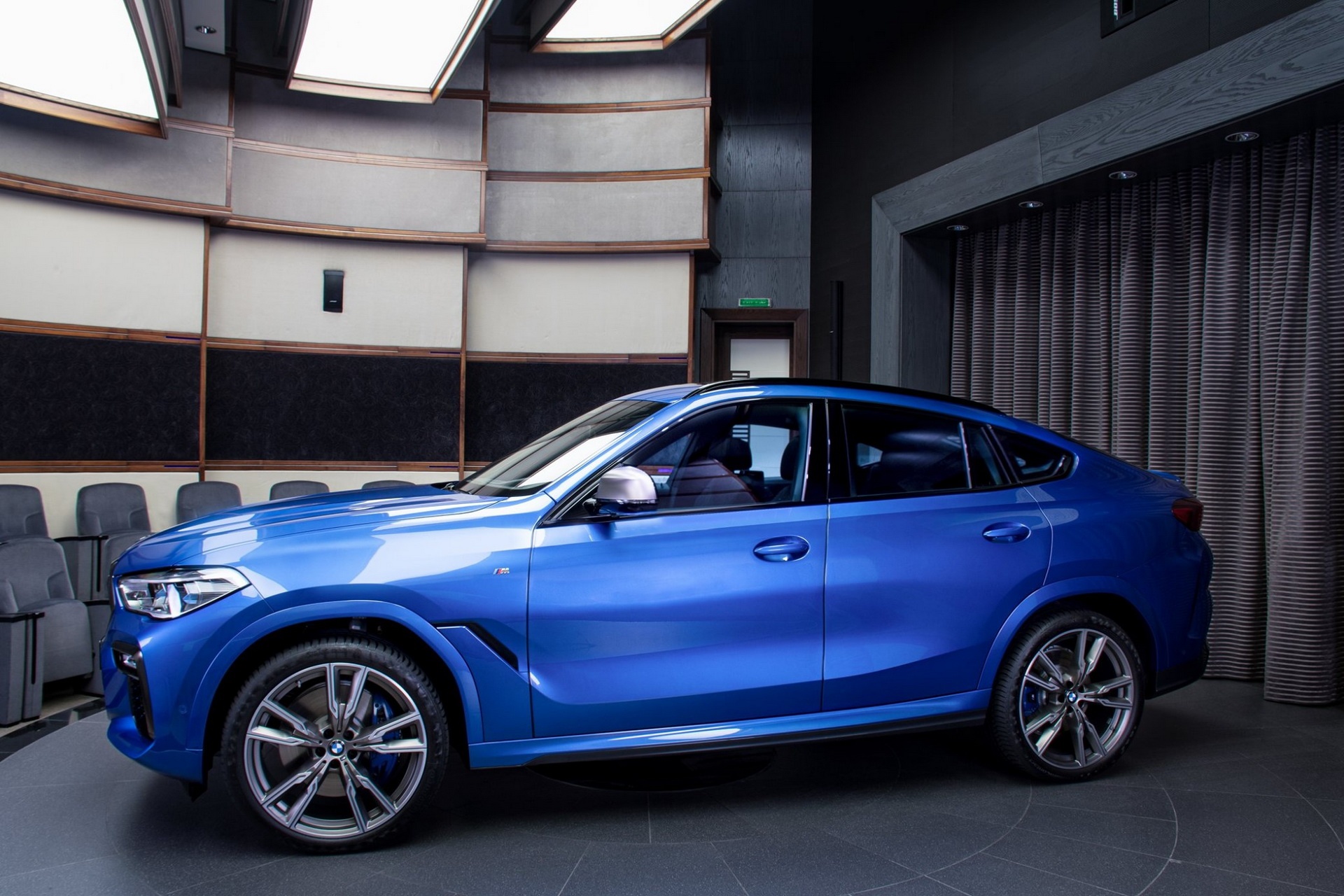Chiem nguong BMW X6 M50i co ngoai that mau xanh Riverside Blue anh 1