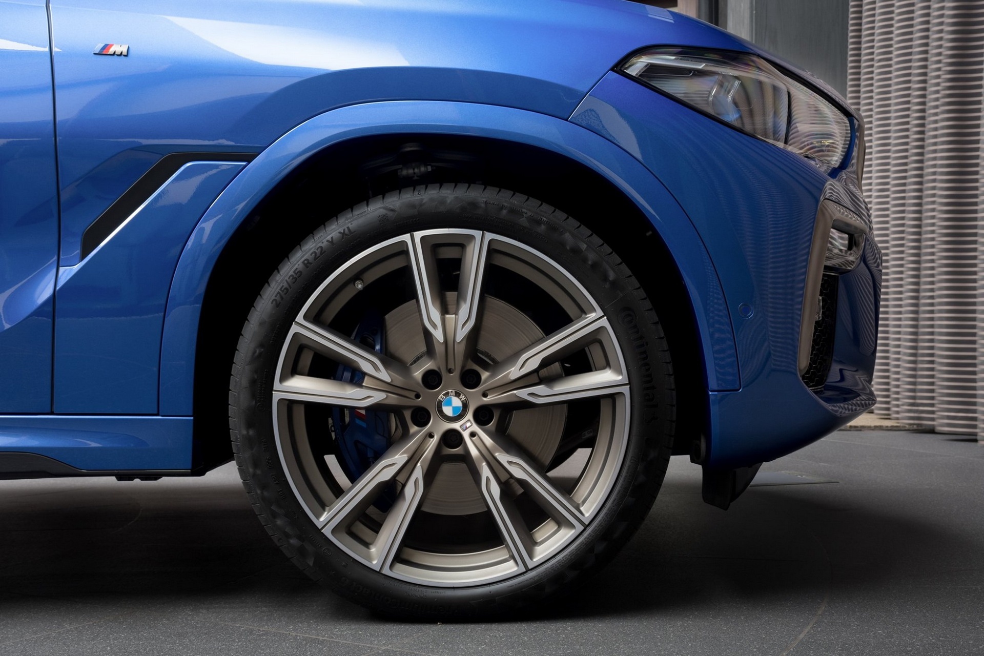 Chiem nguong BMW X6 M50i co ngoai that mau xanh Riverside Blue anh 3
