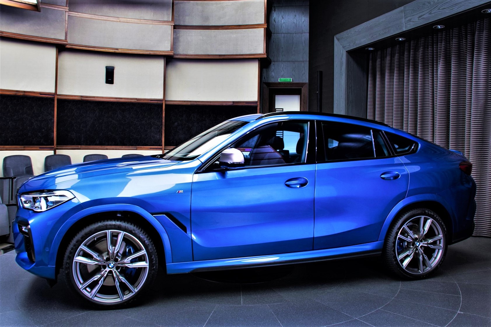 Chi tiet BMW X6 M50i phien ban mau xanh Riverside Blue hinh anh
