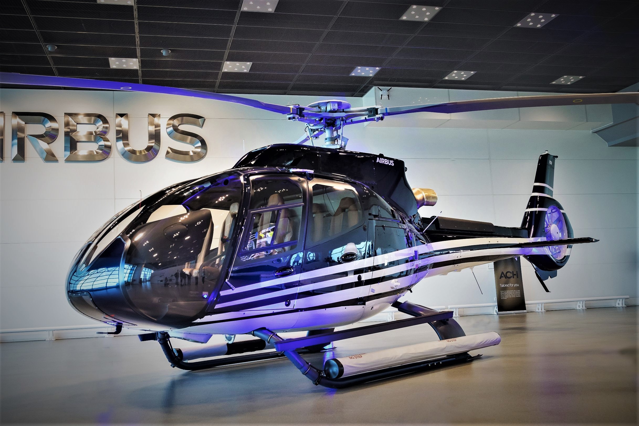 Khong chi sieu xe, Aston Martin con san xuat ca may bay truc thang hinh anh