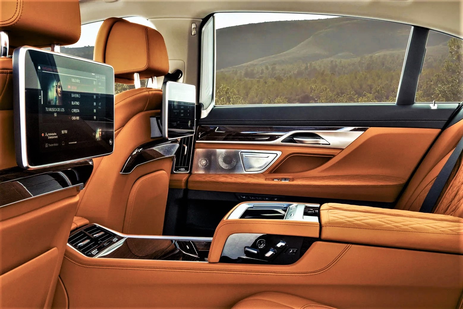 Tivi Amazon xuat hien tren oto BMW - ket noi Internet, tro ly ao Alexa hinh anh