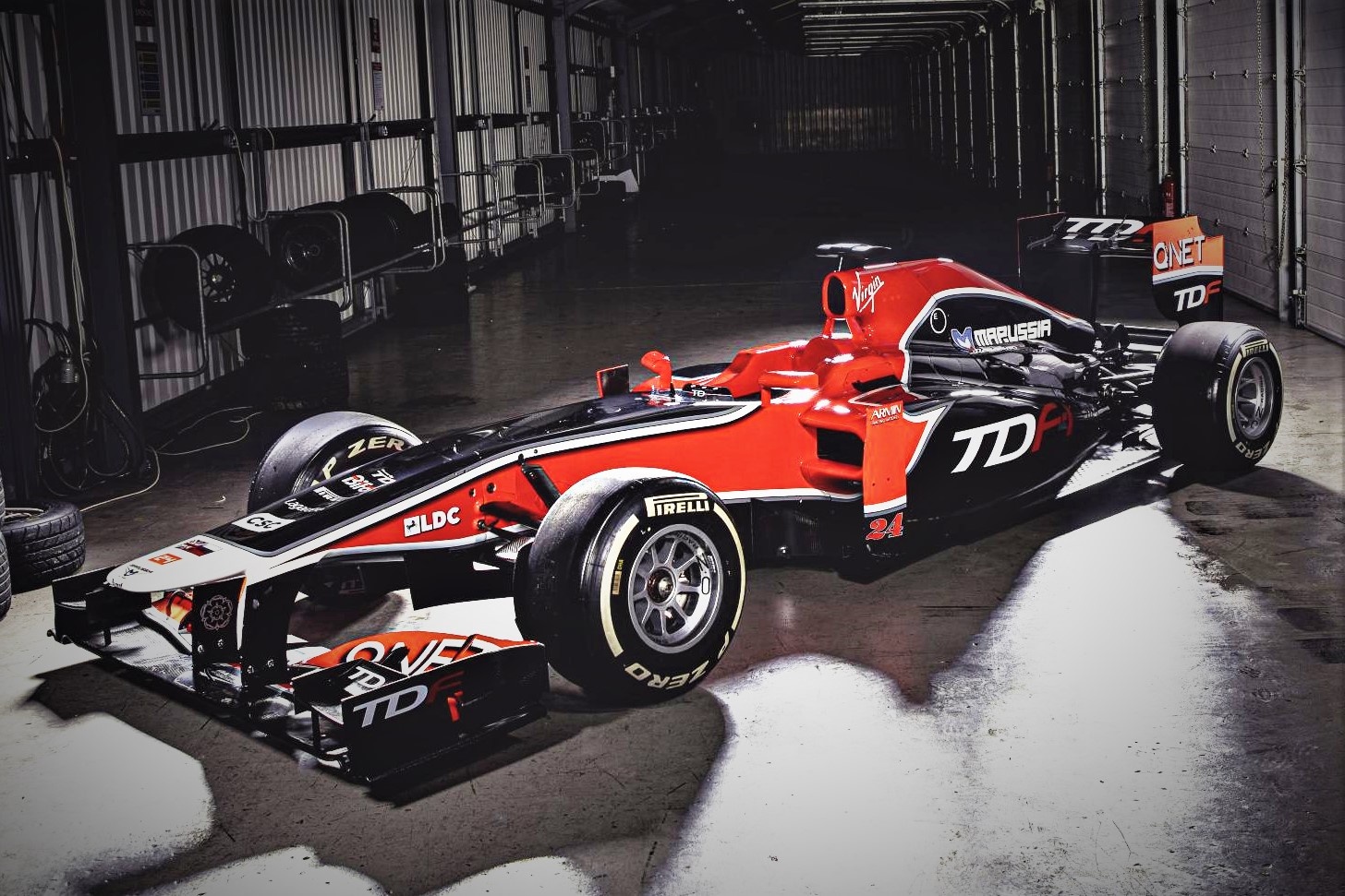 Xe dua F1 duoc rao ban voi gia gan 2 trieu USD hinh anh