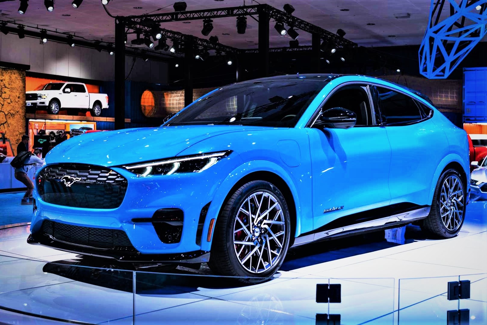 Ford Mustang Mach-E lo thong so - camera tren vo lang, toc do sac thap hinh anh