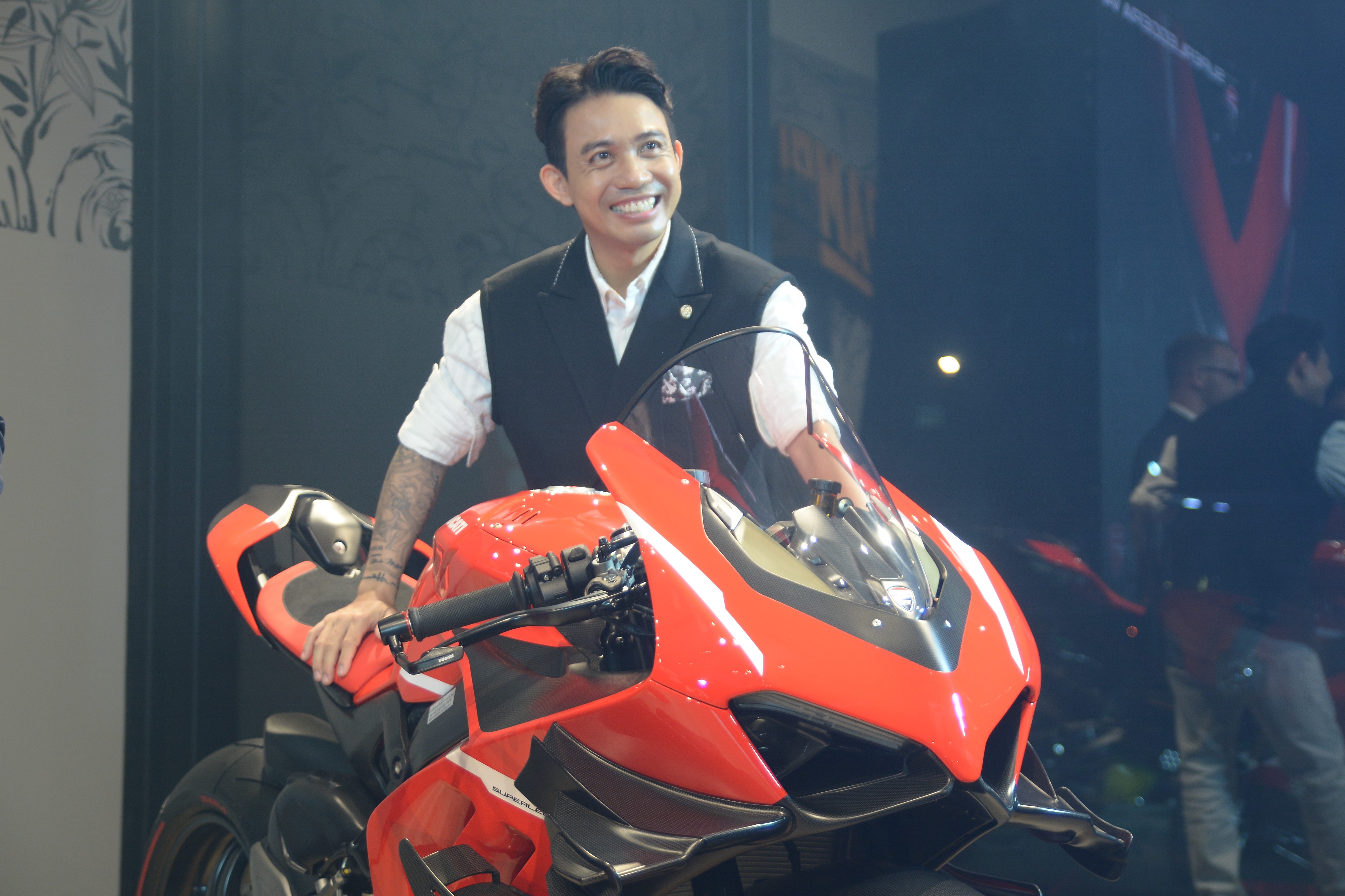 Minh Nhua mua sieu moto Ducati Superleggera V4 anh 1