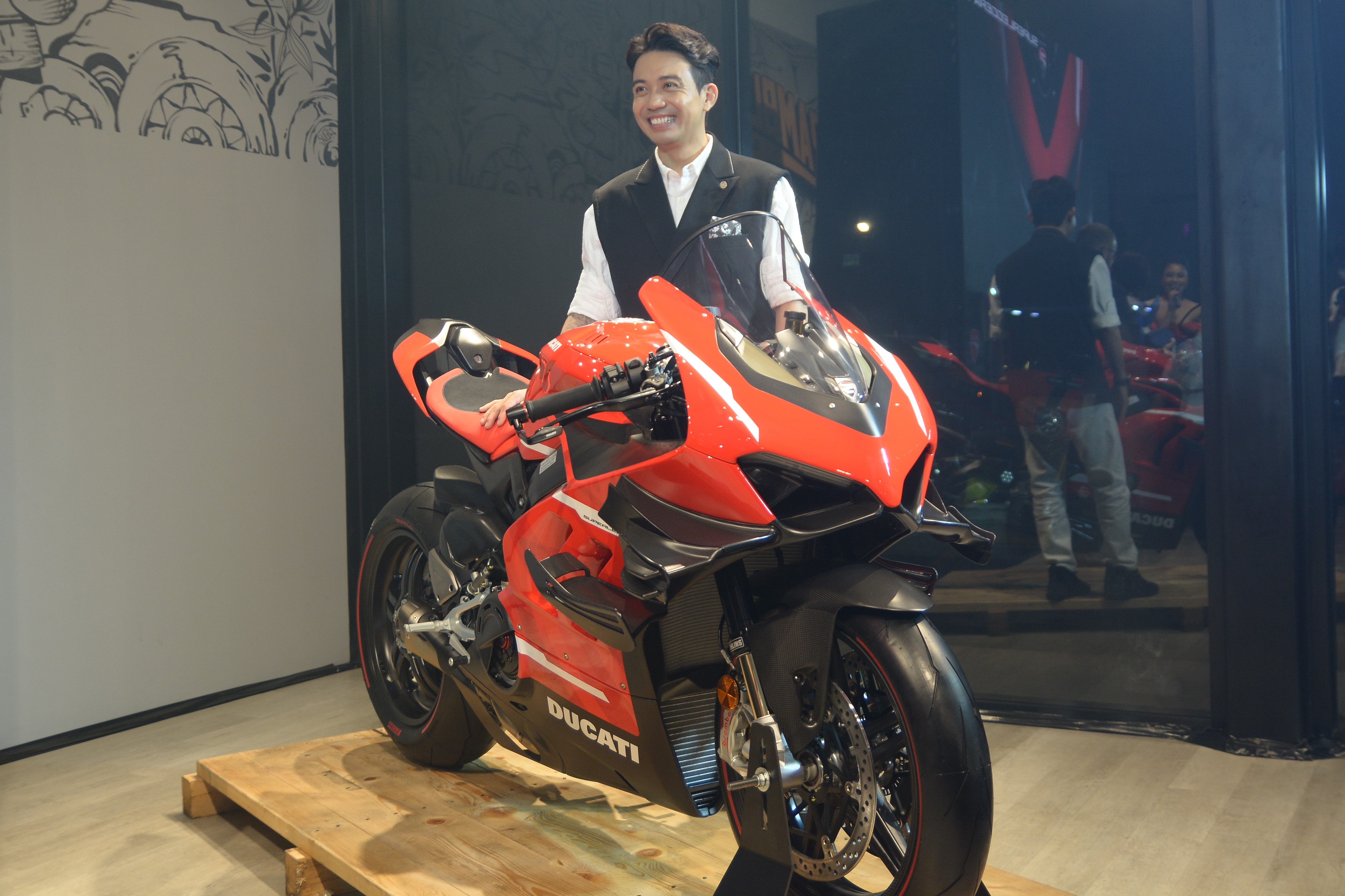 Minh Nhua mua sieu moto Ducati Superleggera V4 anh 2