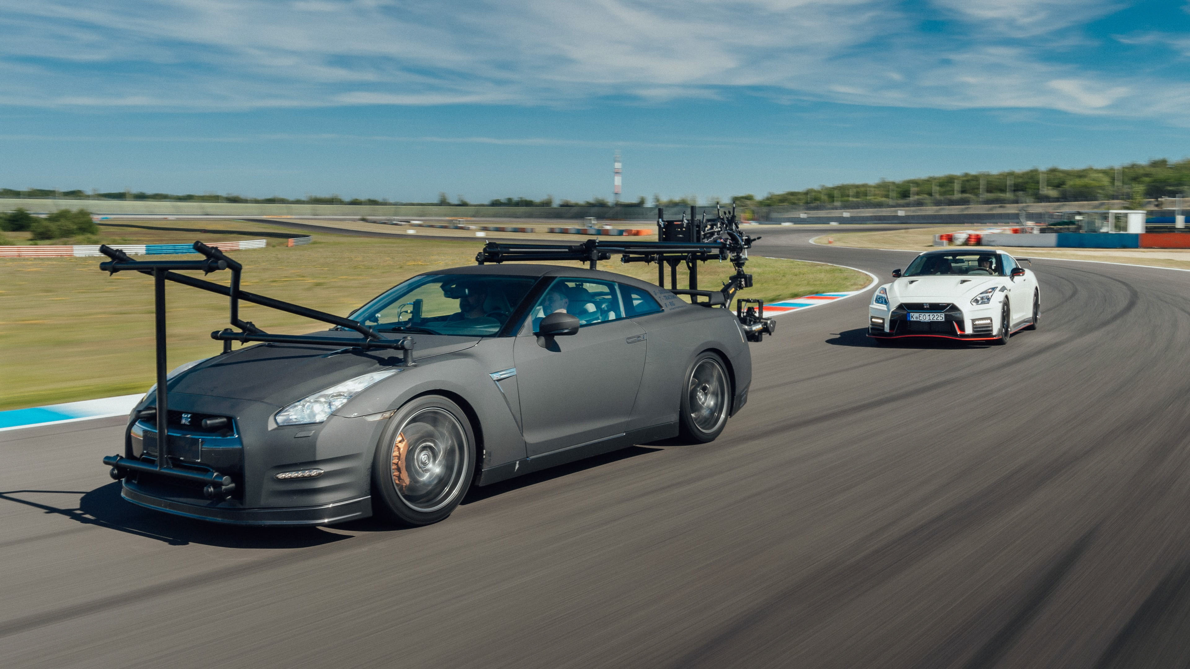 Nissan GT-R phiên bản xe quay phim chuyên dụng ảnh 1 Nissan GT-R phien ban xe quay phim chuyen dung anh 1