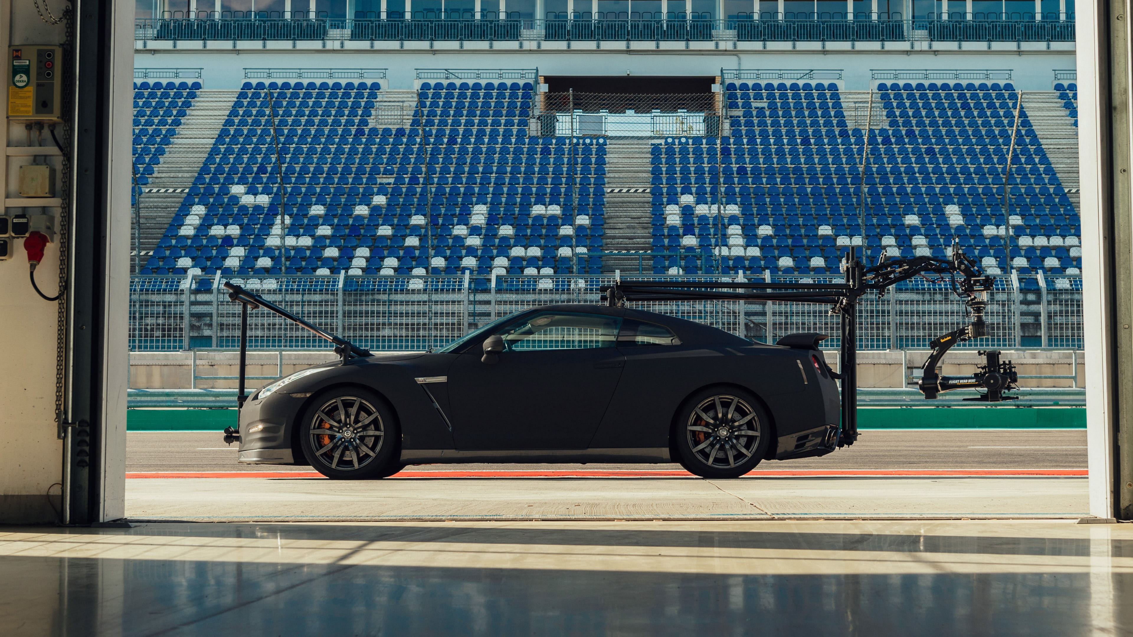 Nissan GT-R phiên bản xe quay phim chuyên dụng ảnh 3 Nissan GT-R phien ban xe quay phim chuyen dung anh 3