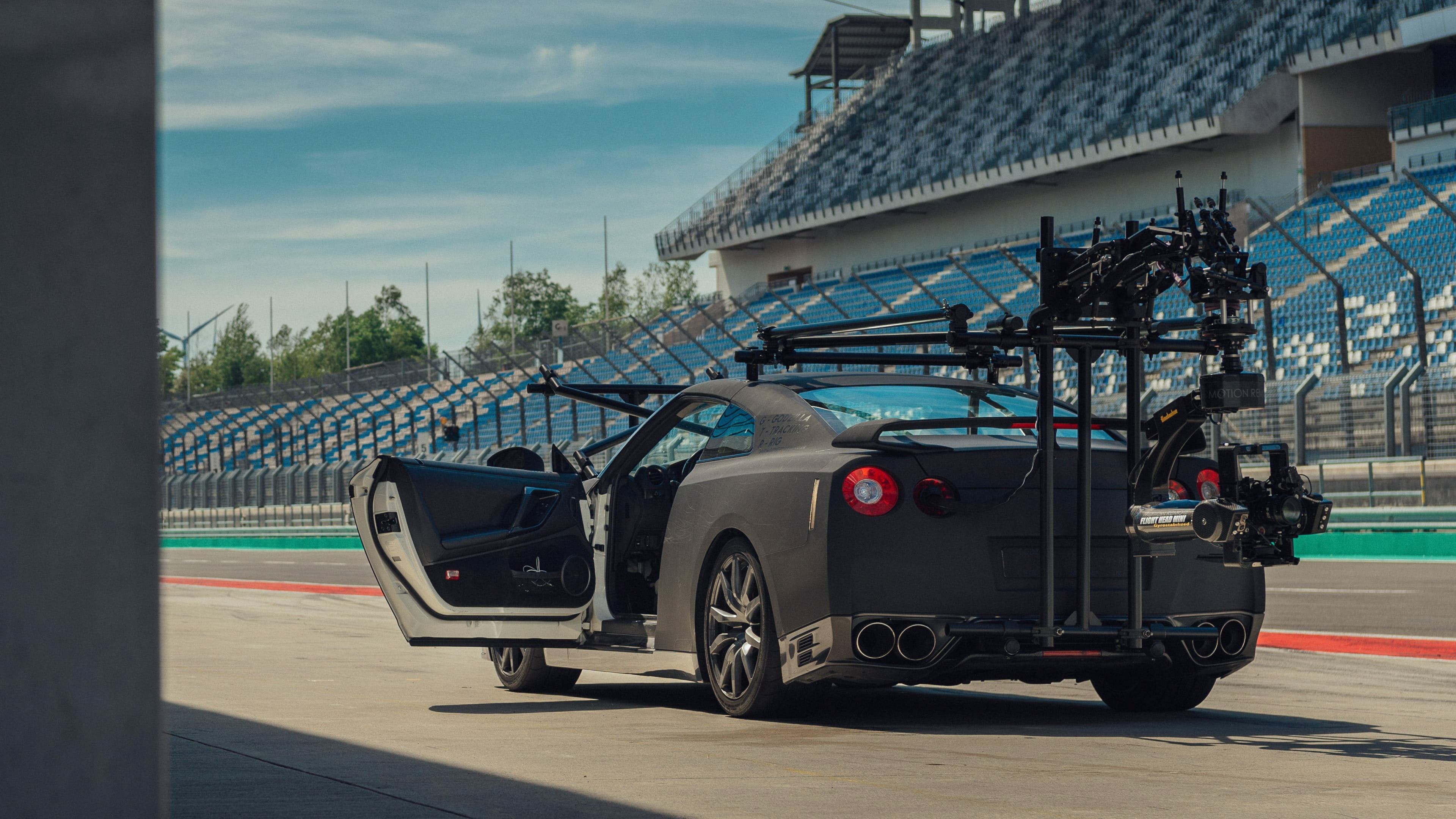 Nissan GT-R phiên bản xe quay phim chuyên dụng ảnh 4 Nissan GT-R phien ban xe quay phim chuyen dung anh 4