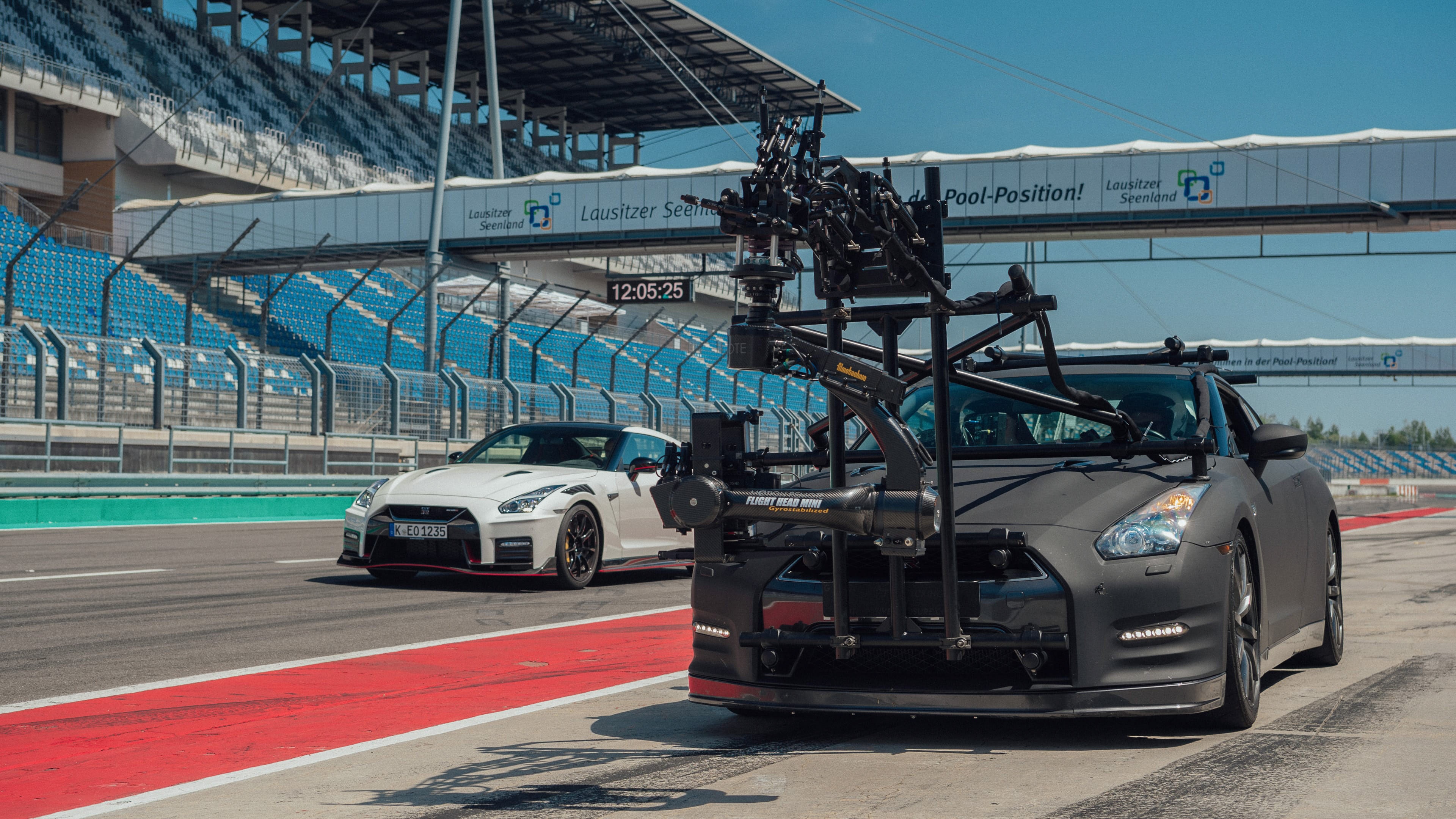 Nissan GT-R phiên bản xe quay phim chuyên dụng ảnh 7 Nissan GT-R phien ban xe quay phim chuyen dung anh 7