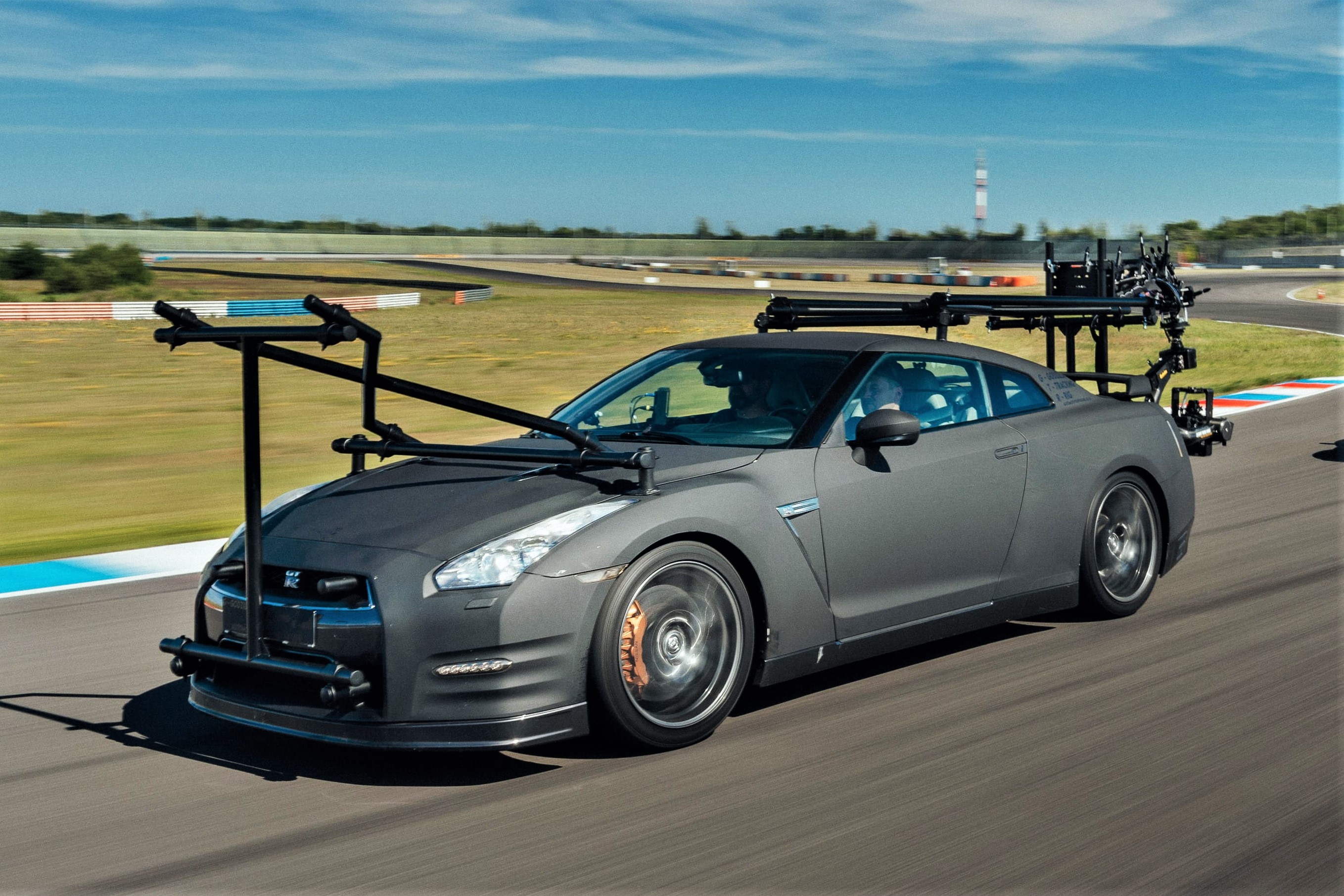 Chiec Nissan GT-R dung lam xe quay phim, nhanh hon ca xe dua hinh anh