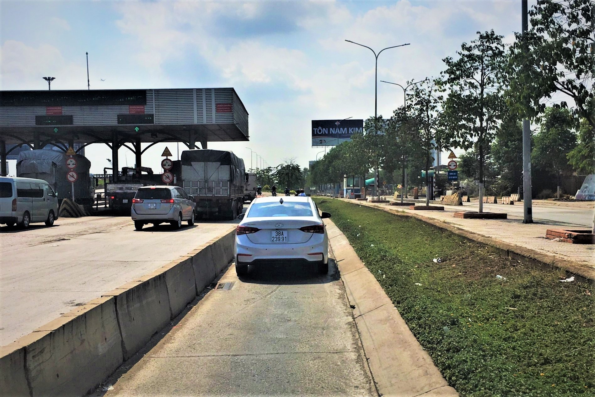 Oto chay vao lan xe may tranh tram thu phi co the bi phat hon 10 trieu hinh anh