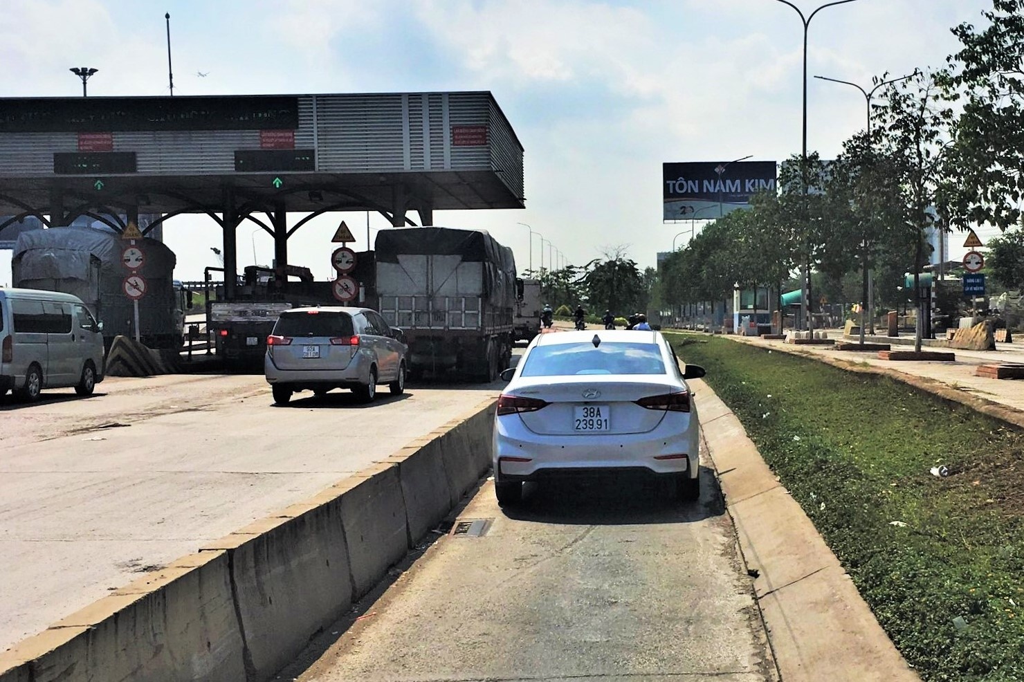 Oto chay vao lan xe may tranh tram thu phi bi xu ly nhu the nao? anh 1