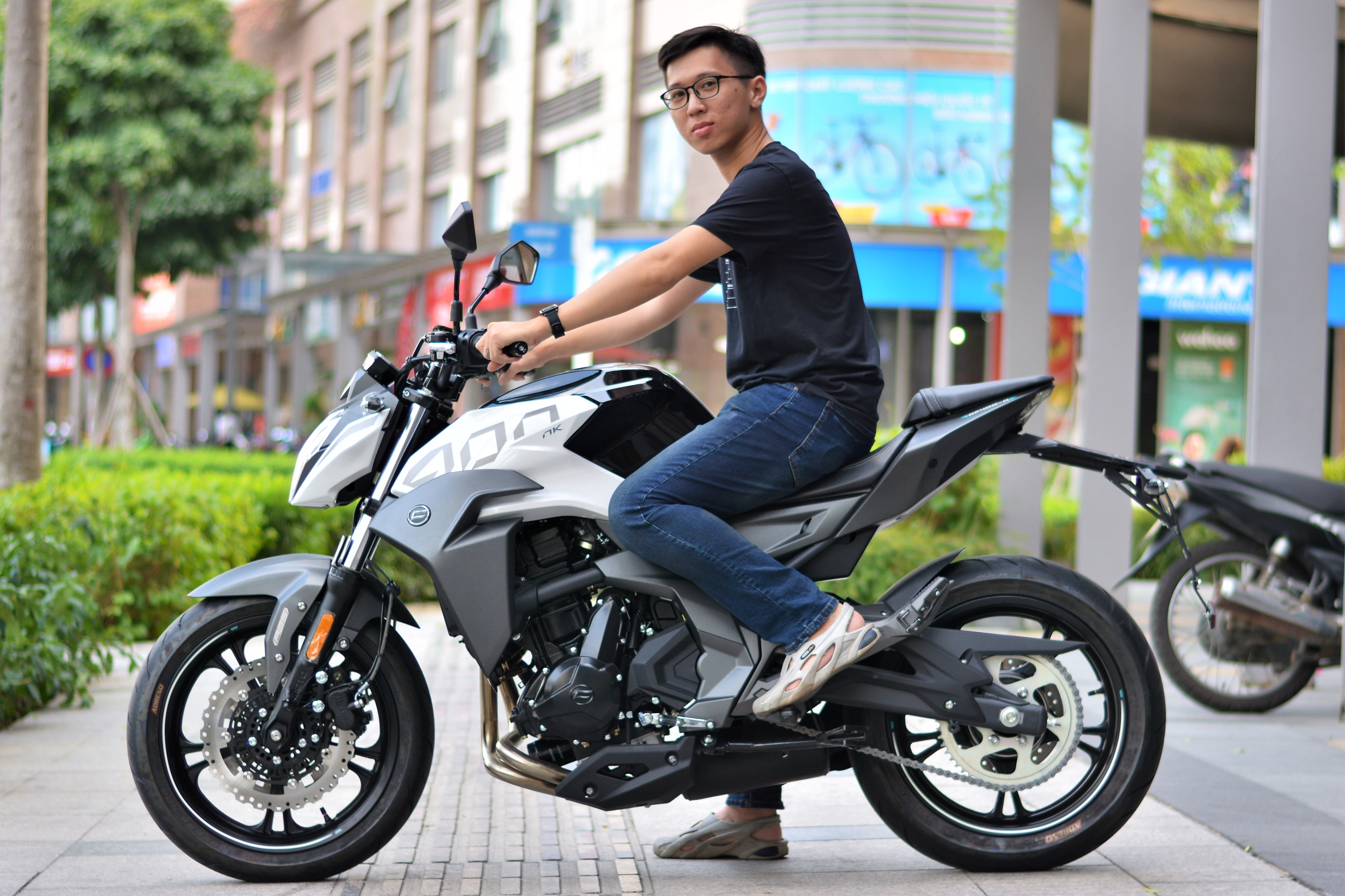 Can canh CFMoto 400NK - nakedbike 400 cc gia 132 trieu hinh anh