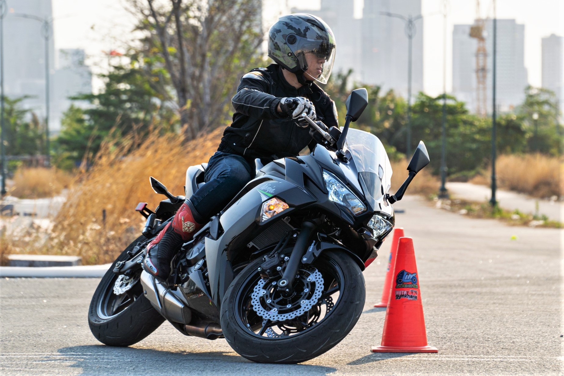 Danh gia Kawasaki Ninja 650 2020 - sportbike hien lanh hop chay pho hinh anh