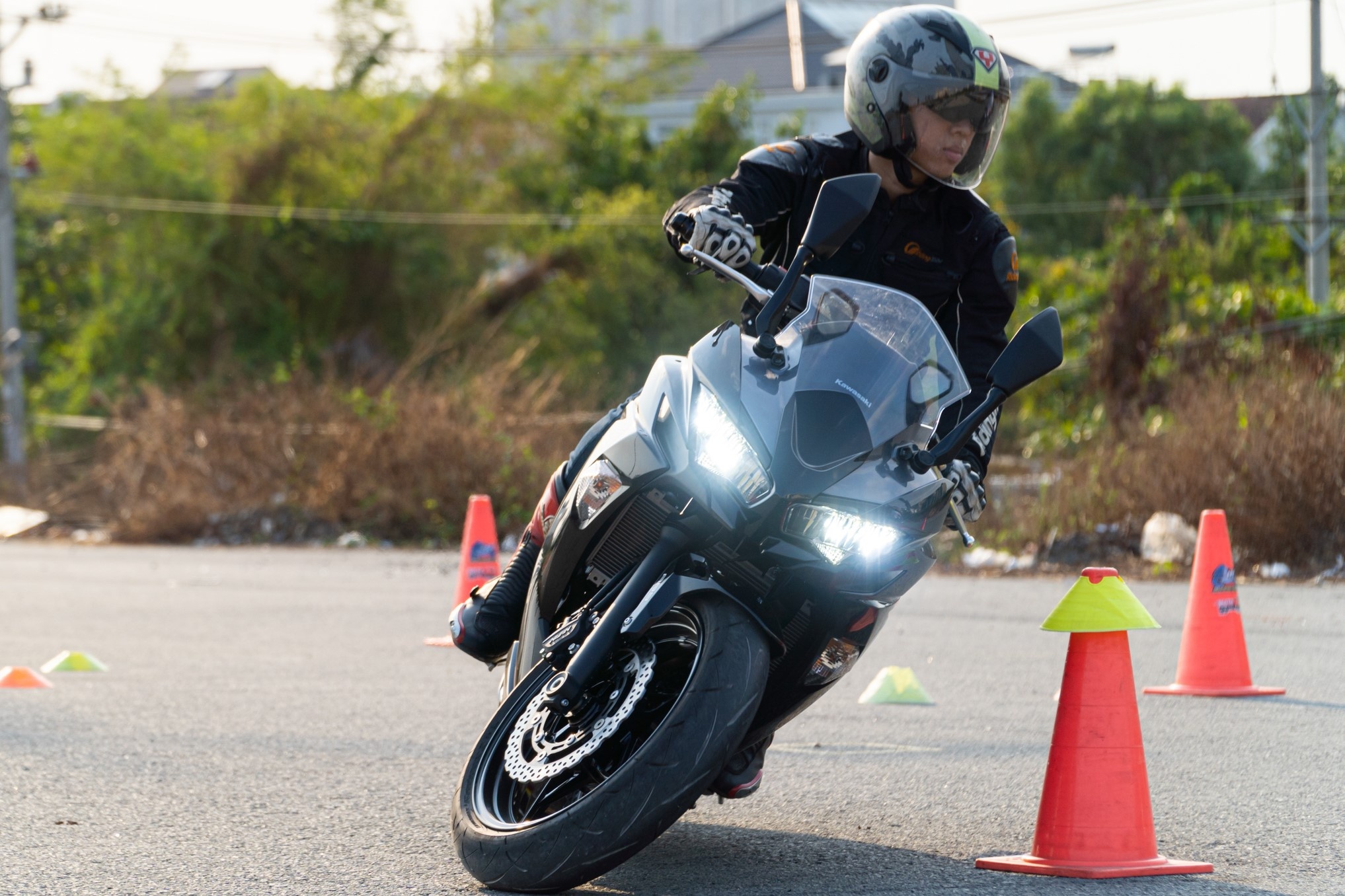 Trai nghiem Moto Gymkhana tren Kawasaki Ninja 650 hinh anh