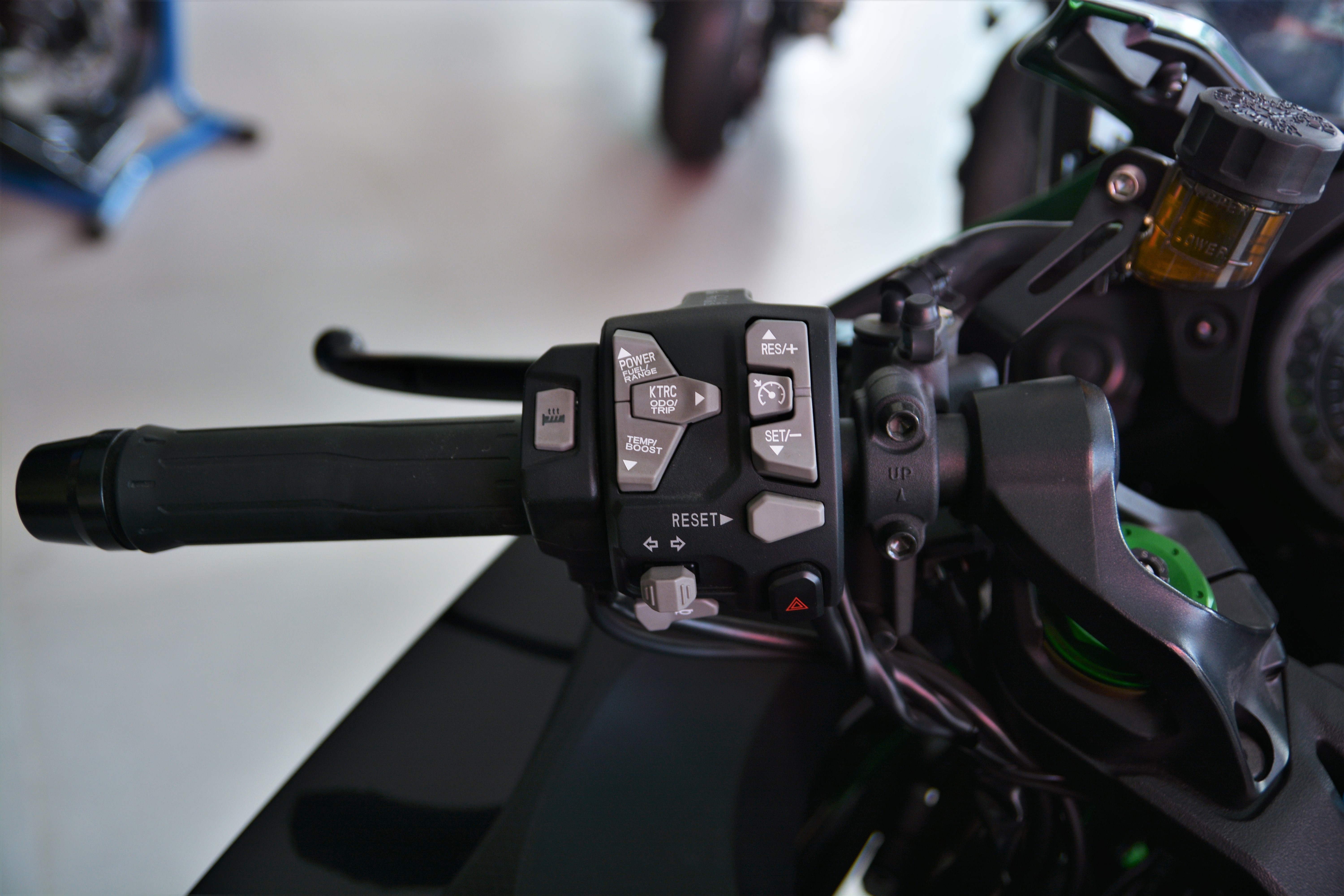 Kawasaki Ninja H2 SX gia gan 1 ty dong tai VN anh 14