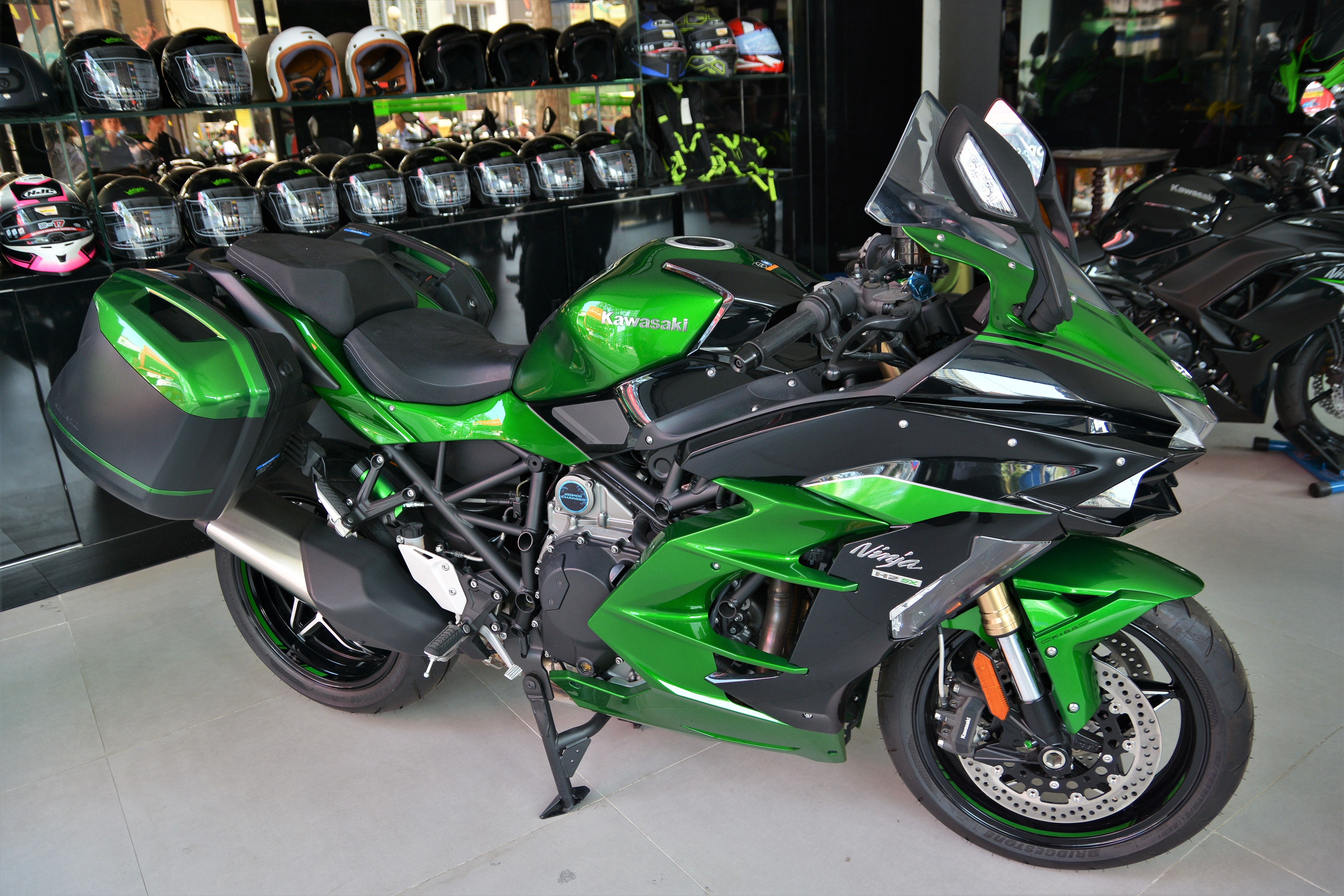 Kawasaki Ninja H2 SX gia gan 1 ty dong tai VN anh 1