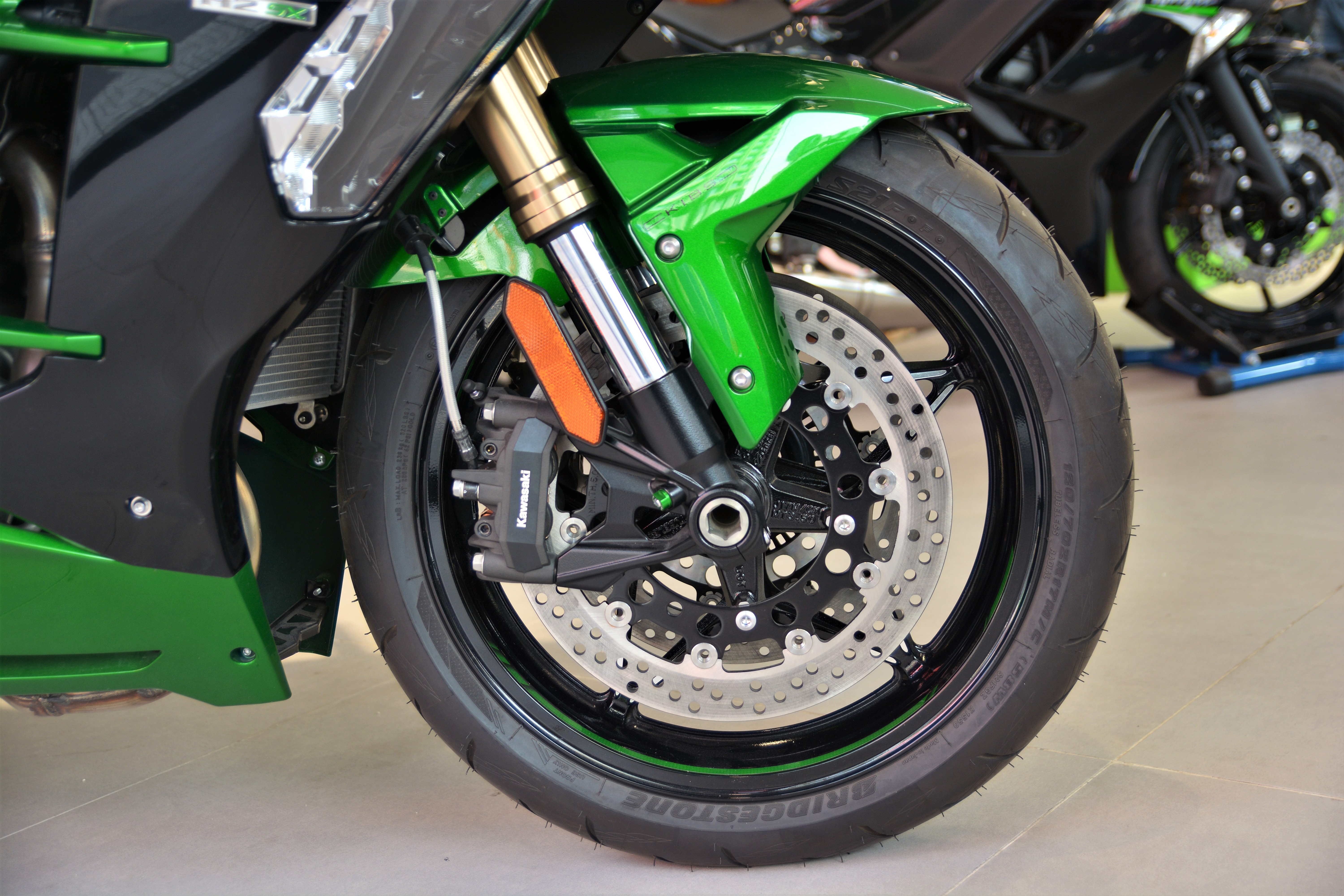 Kawasaki Ninja H2 SX gia gan 1 ty dong tai VN anh 4