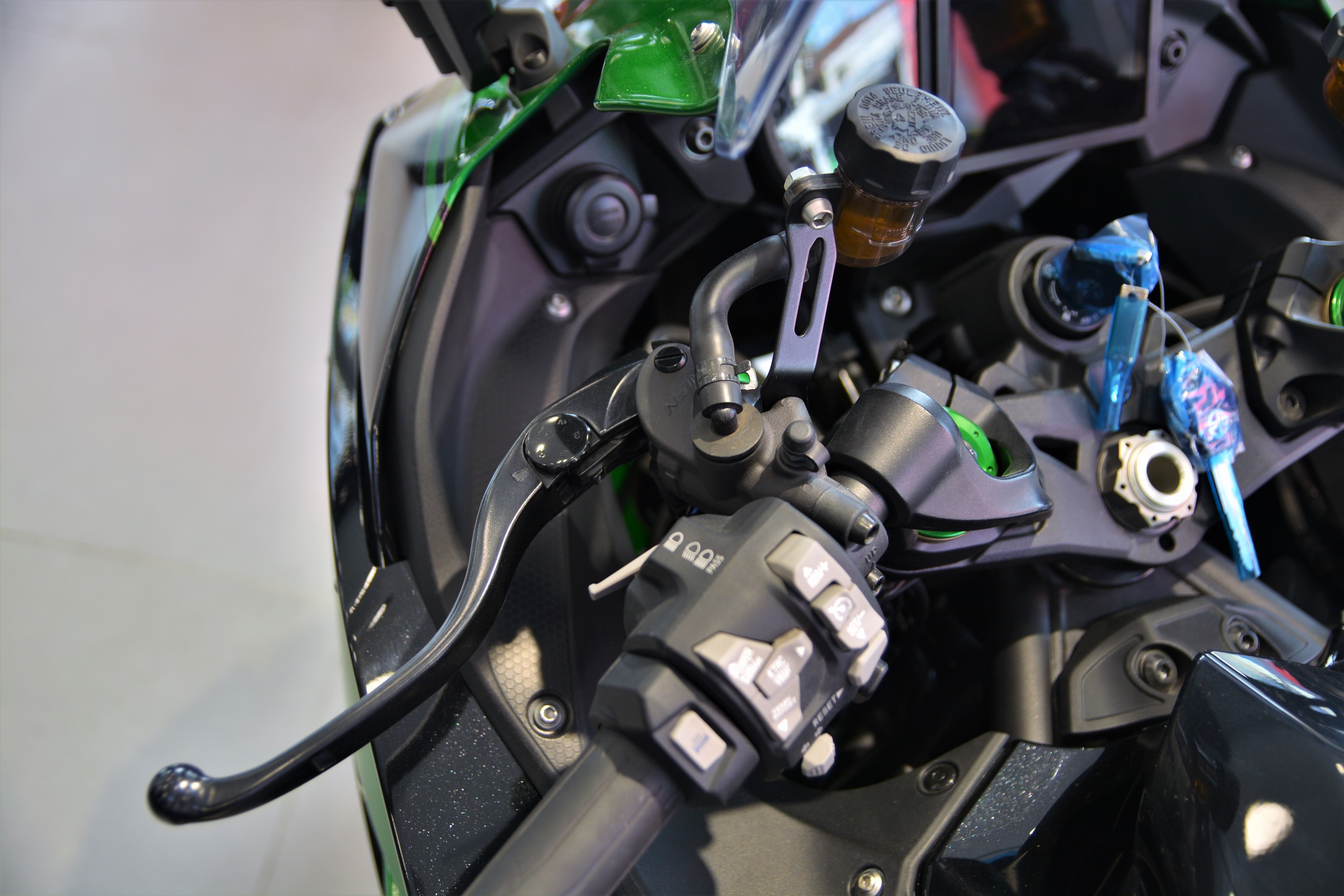 Kawasaki Ninja H2 SX giá gần 1 tỷ đồng tại VN ảnh 5 Kawasaki Ninja H2 SX gia gan 1 ty dong tai VN anh 5