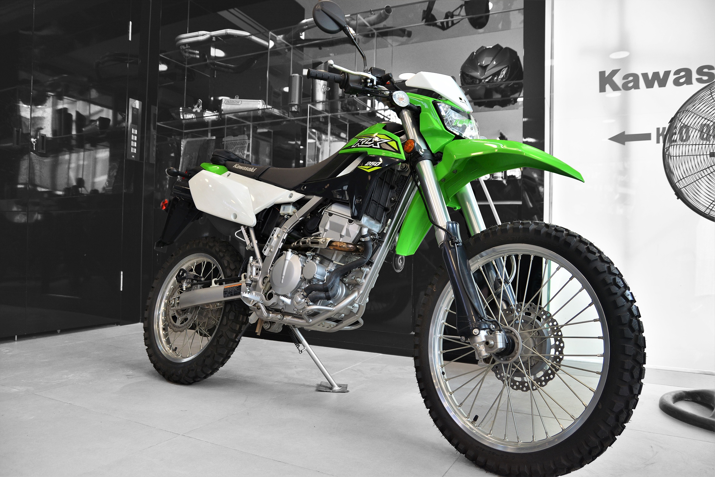 Kham pha cao cao do thi Kawasaki KLX 250 gia tu 154 trieu dong tai VN hinh anh